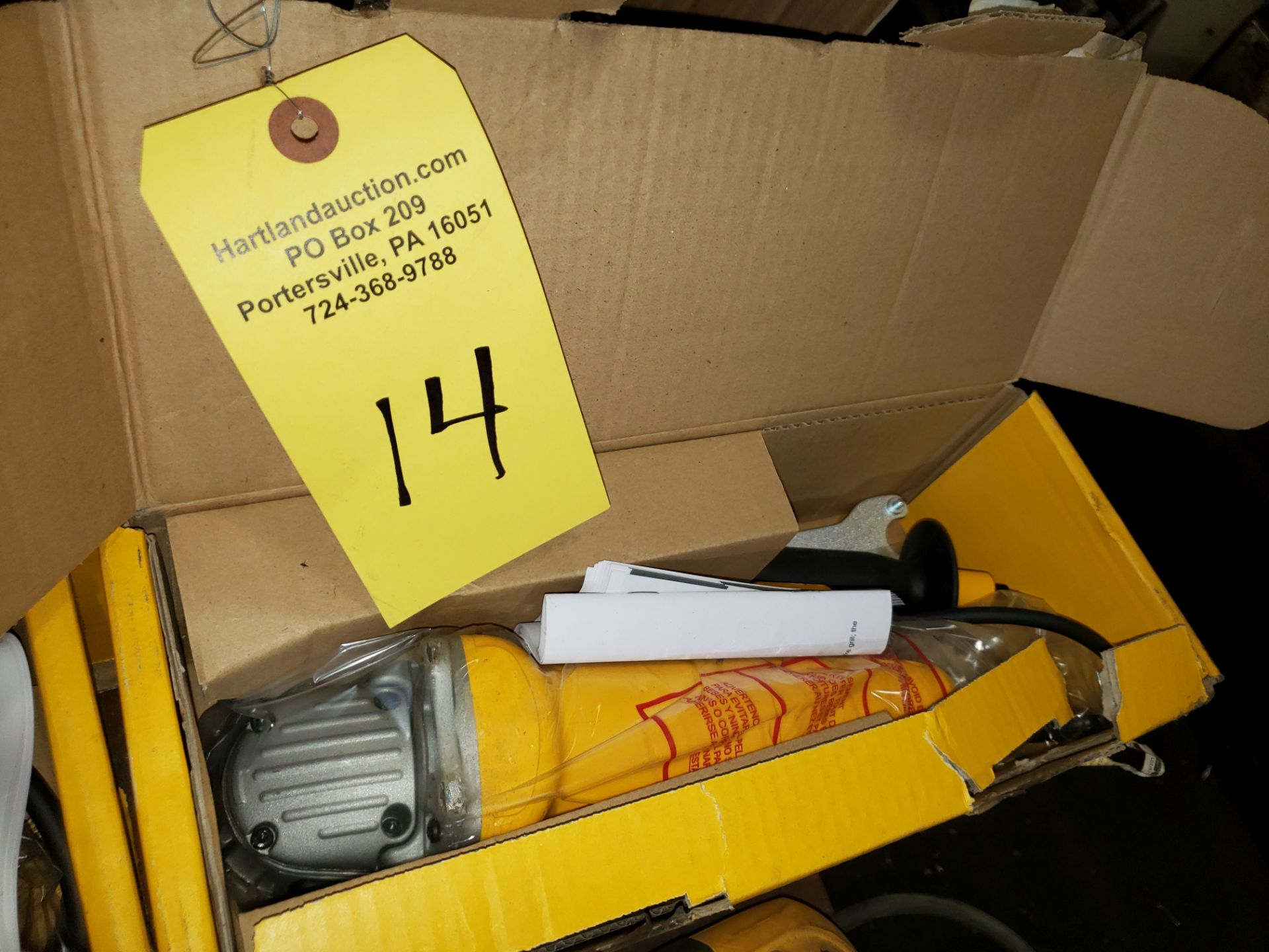 NEW DEWALT HEAVY DUTY 4 1/2" ANGLE GRINDER