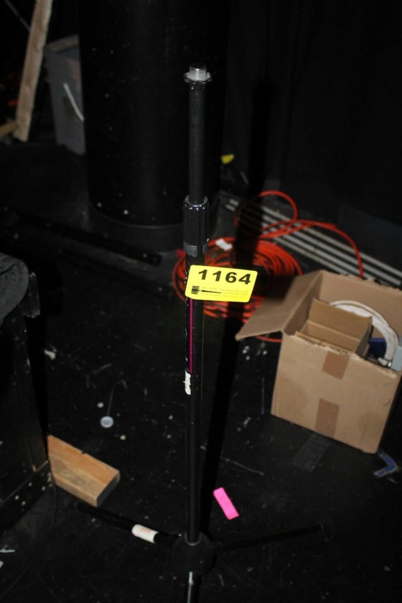 MIC STAND WITH TRIPOD BASE MIC STAND