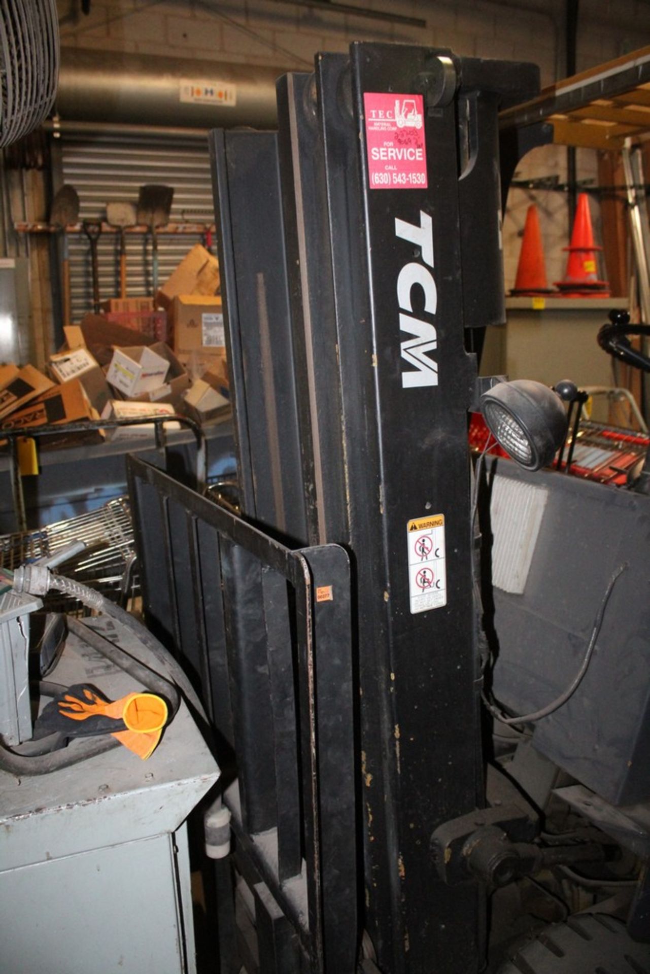 TCM ELECTRIC FORKLIFT, MODEL FGB25, S/N 7270394, 9,444 HOURS, 4,000LBS., WITH CHARGER (DELAYED REMO - Image 6 of 10