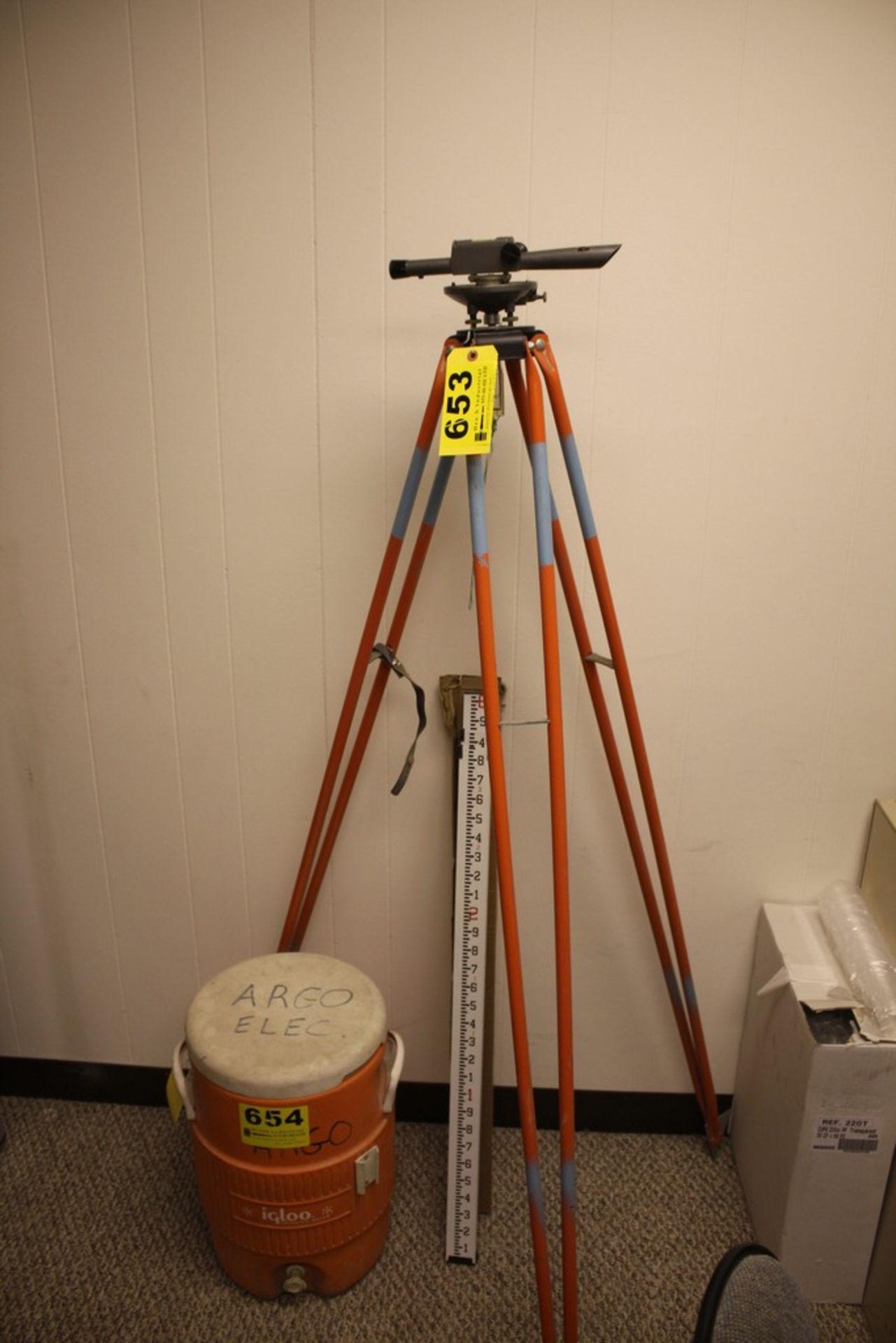 SURVEYOR'S SCOPE WITH TRIPOD AND STORY POLE