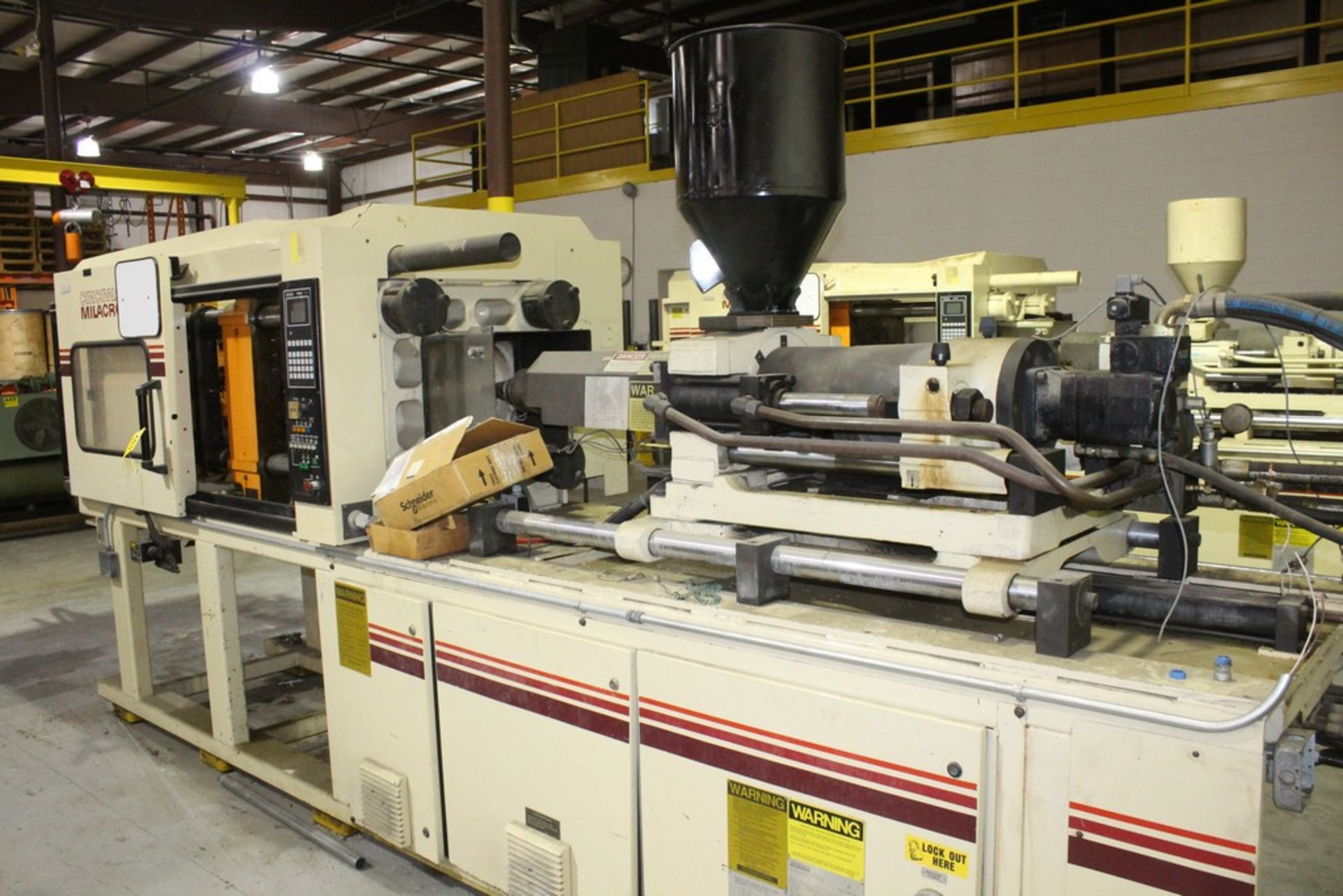 CINCINNATI 165 TON 7 OZ, MODEL VT165-7 PLASTIC INJECTION MOLDING MACHINE S/N 4036A61/90-3 WITH CAMAC - Image 2 of 7