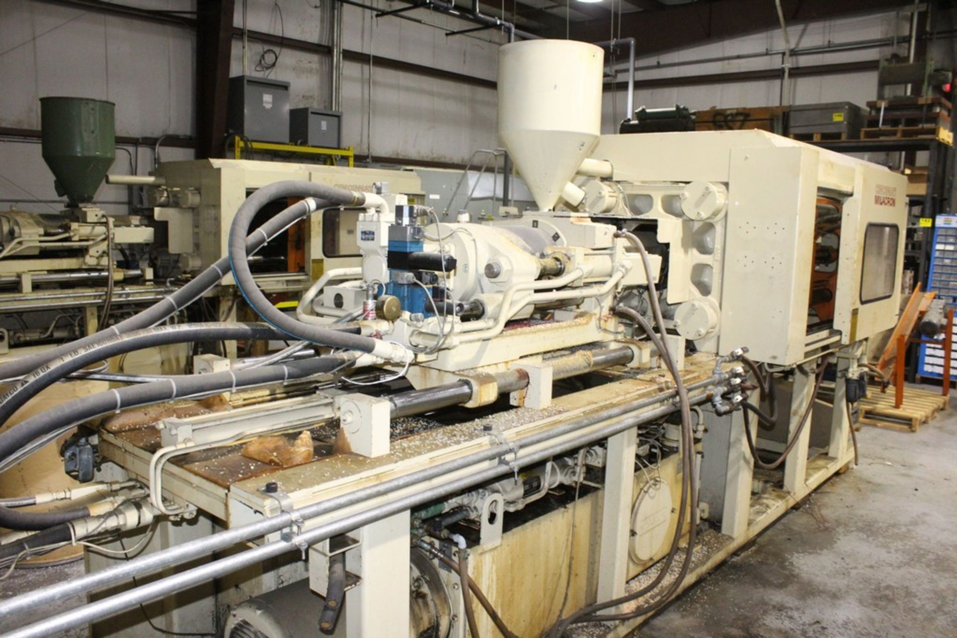 CINCINNATI 165 TON 7 OZ, MODEL VT165-7 PLASTIC INJECTION MOLDING MACHINE S/N 4036A61/90-1 WITH CAMAC - Image 5 of 6