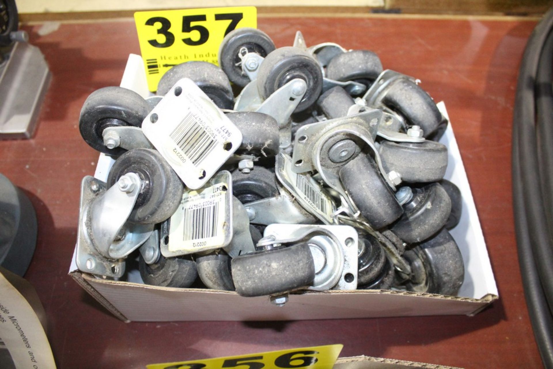 LARGE QUANTITY OF CASTERS