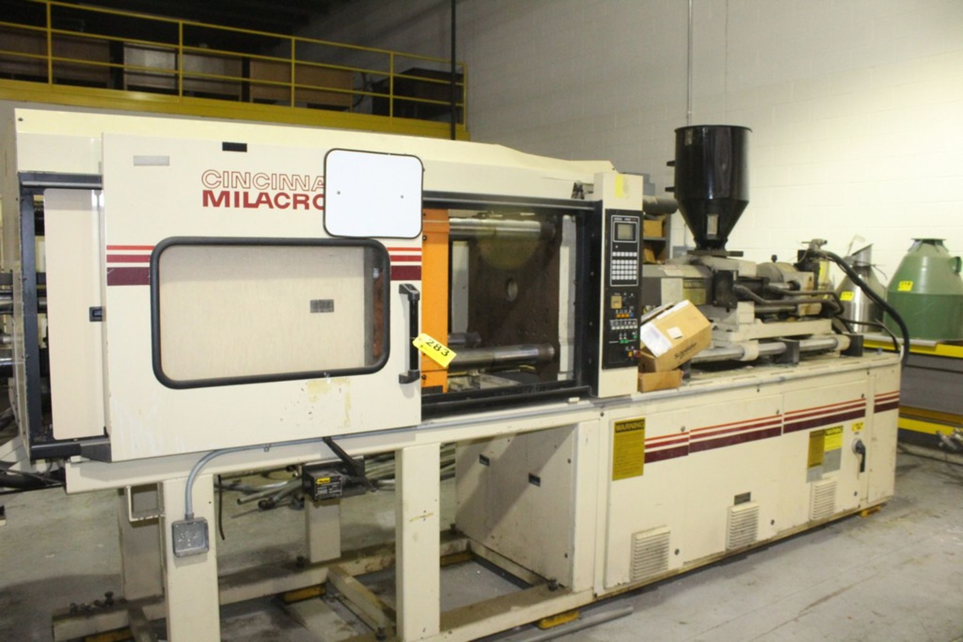 CINCINNATI 165 TON 7 OZ, MODEL VT165-7 PLASTIC INJECTION MOLDING MACHINE S/N 4036A61/90-3 WITH CAMAC