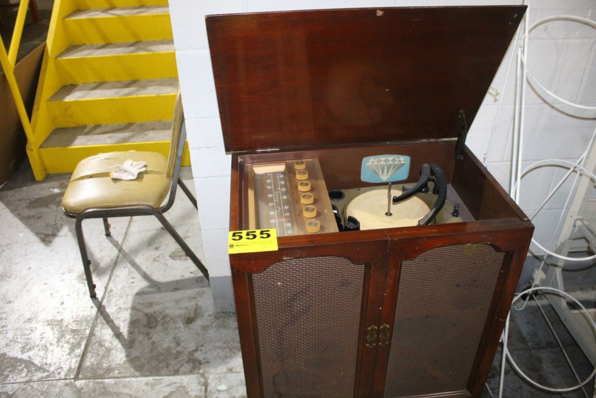 MAGNAVOX STEOPHONIC CABINET BASED RECORD PLAYER