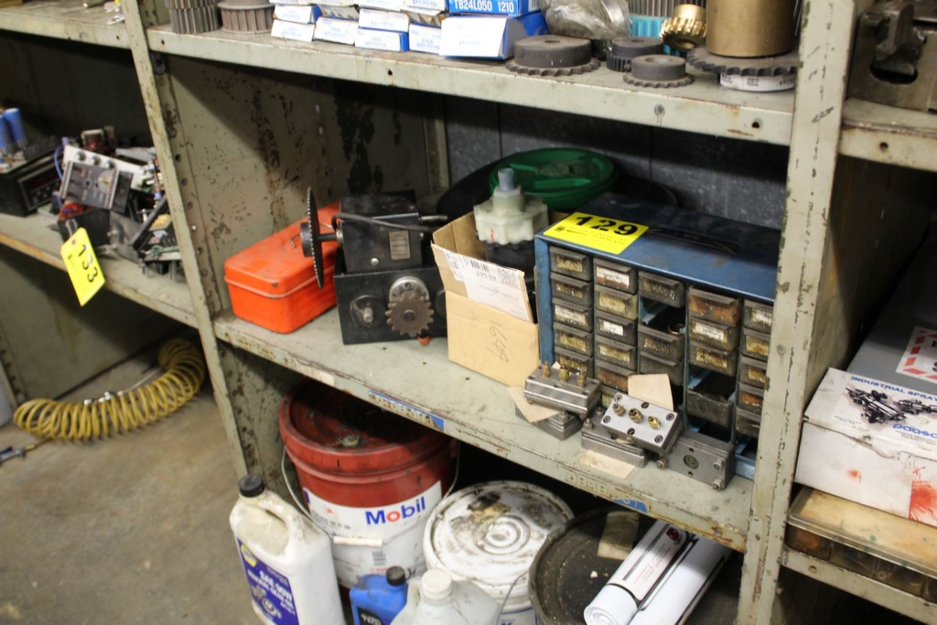 ASSORTED PARTS ON SHELF (PARTS CABINET, OIL CONTAINER, FLUID PUMP, ETC) - Image 2 of 2