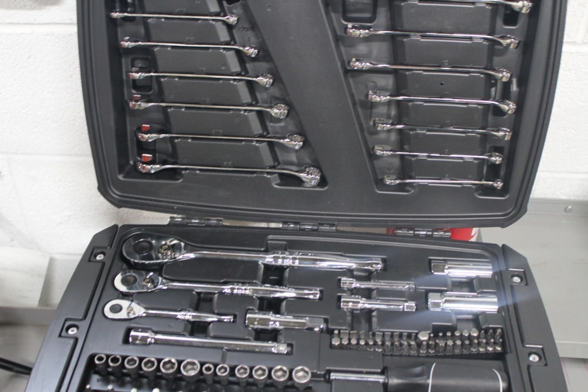 HUSKY 270 PIECE MECHANICS TOOL SET, 1/4", 3/8" & 1/2" DRIVES, SAE AND METRIC, MODEL NO. 1004-251-603 - Image 2 of 6