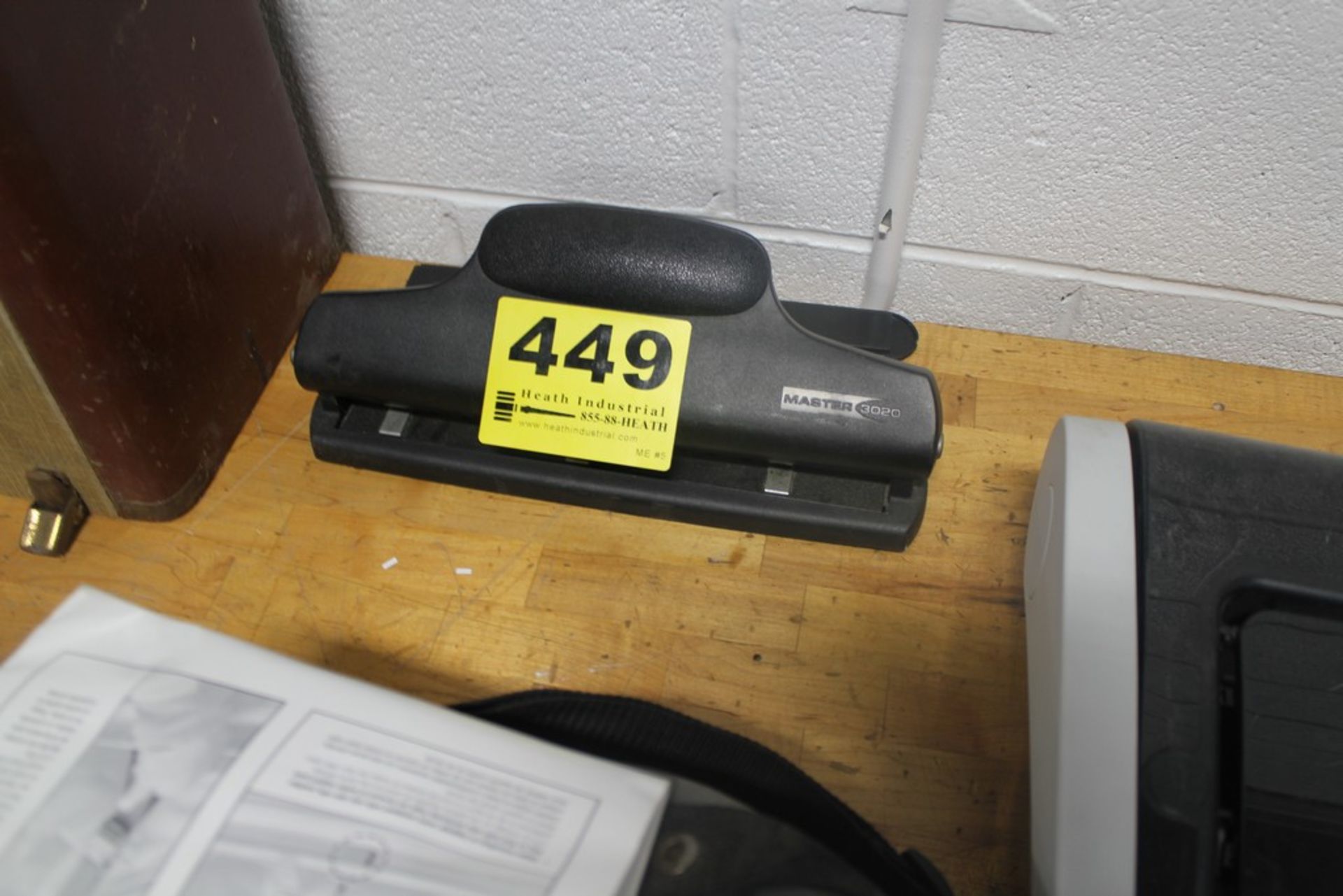 MASTER 3020 THREE-HOLE PUNCH