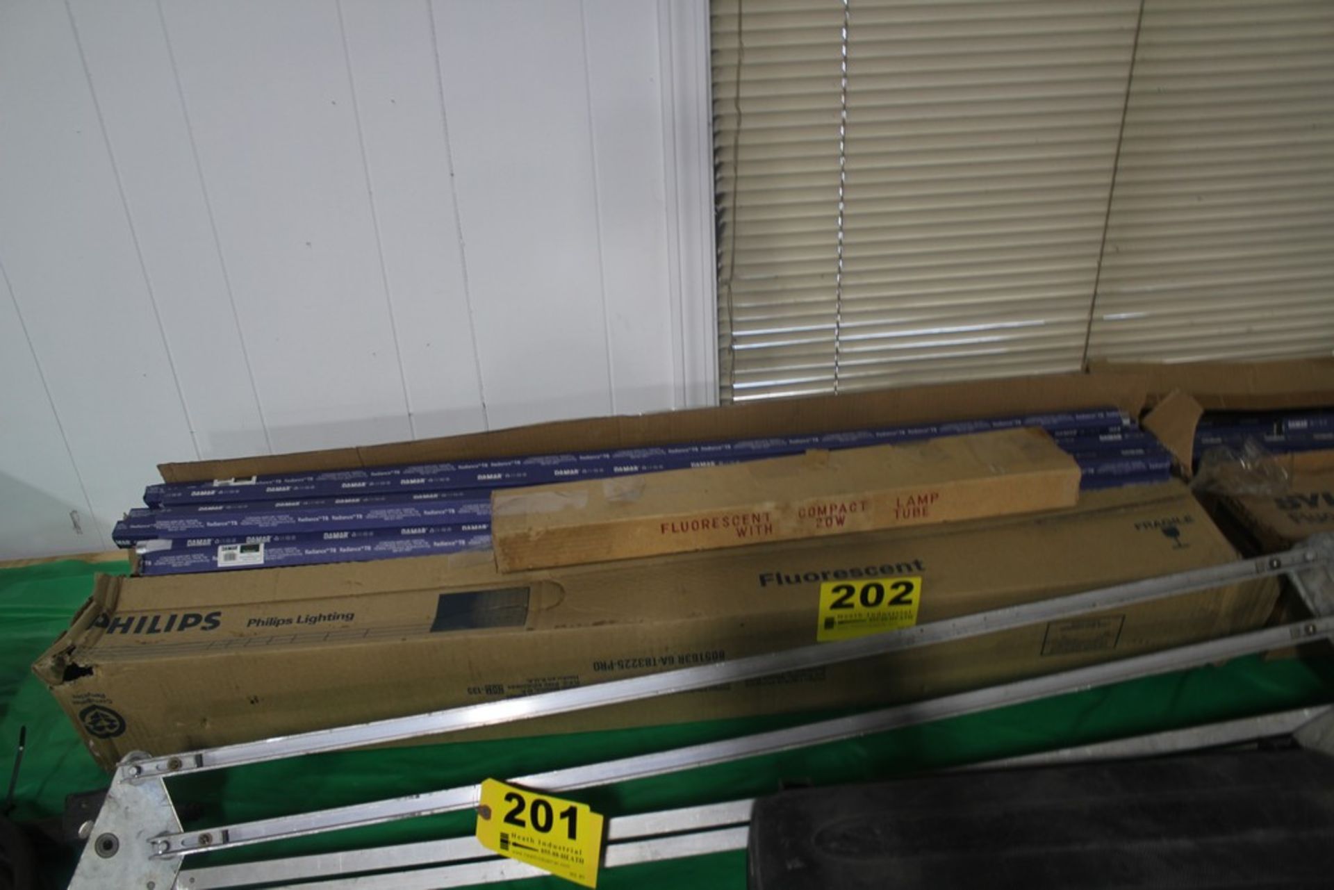 4' T-8 FLUORESCENT BULBS IN TWO BOXES