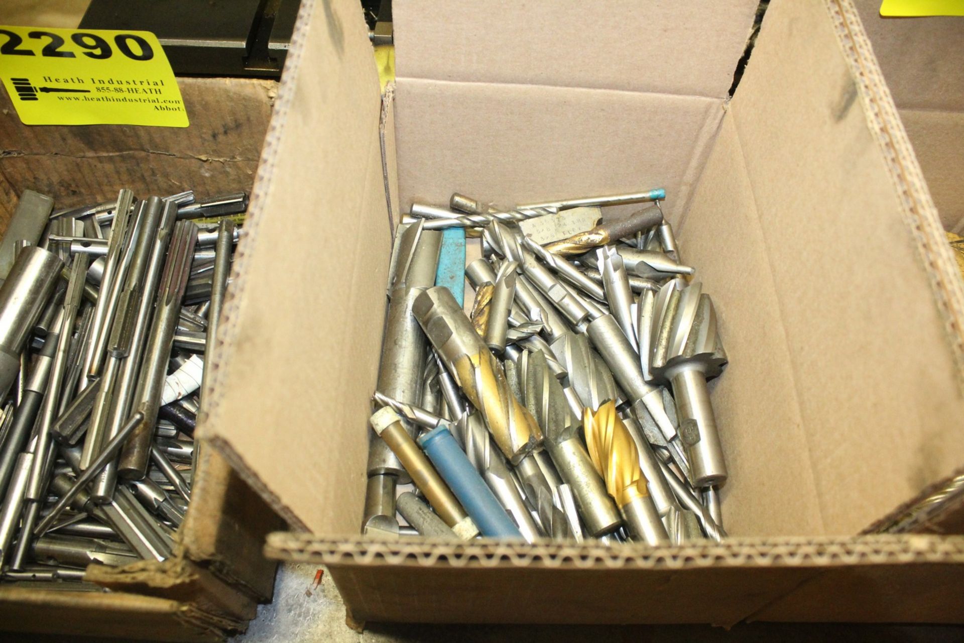 LARGE QUANTITY OF END MILLS AND DRILL BITS