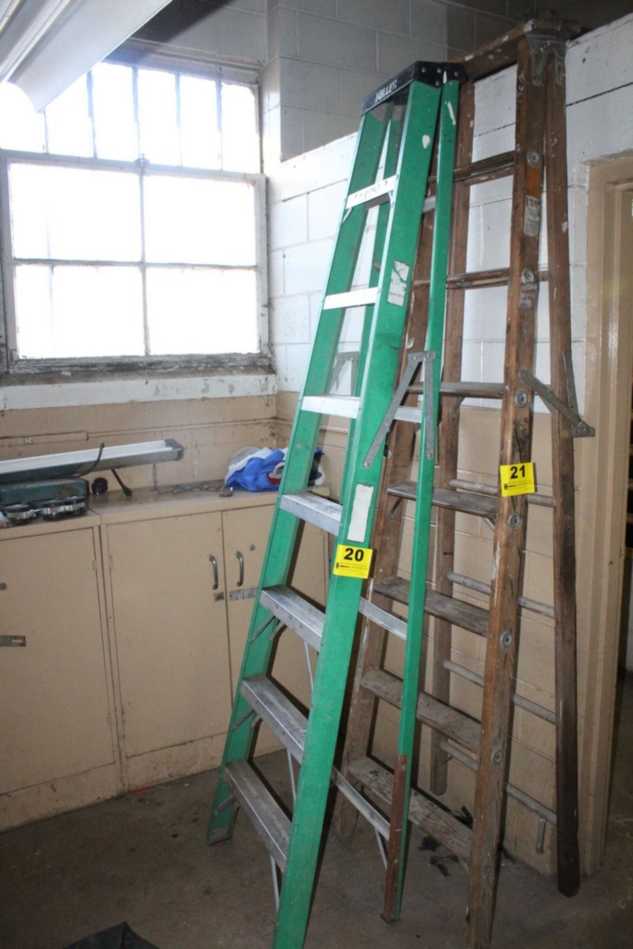 KELLER 8' FIBERGLASS STEP LADDER