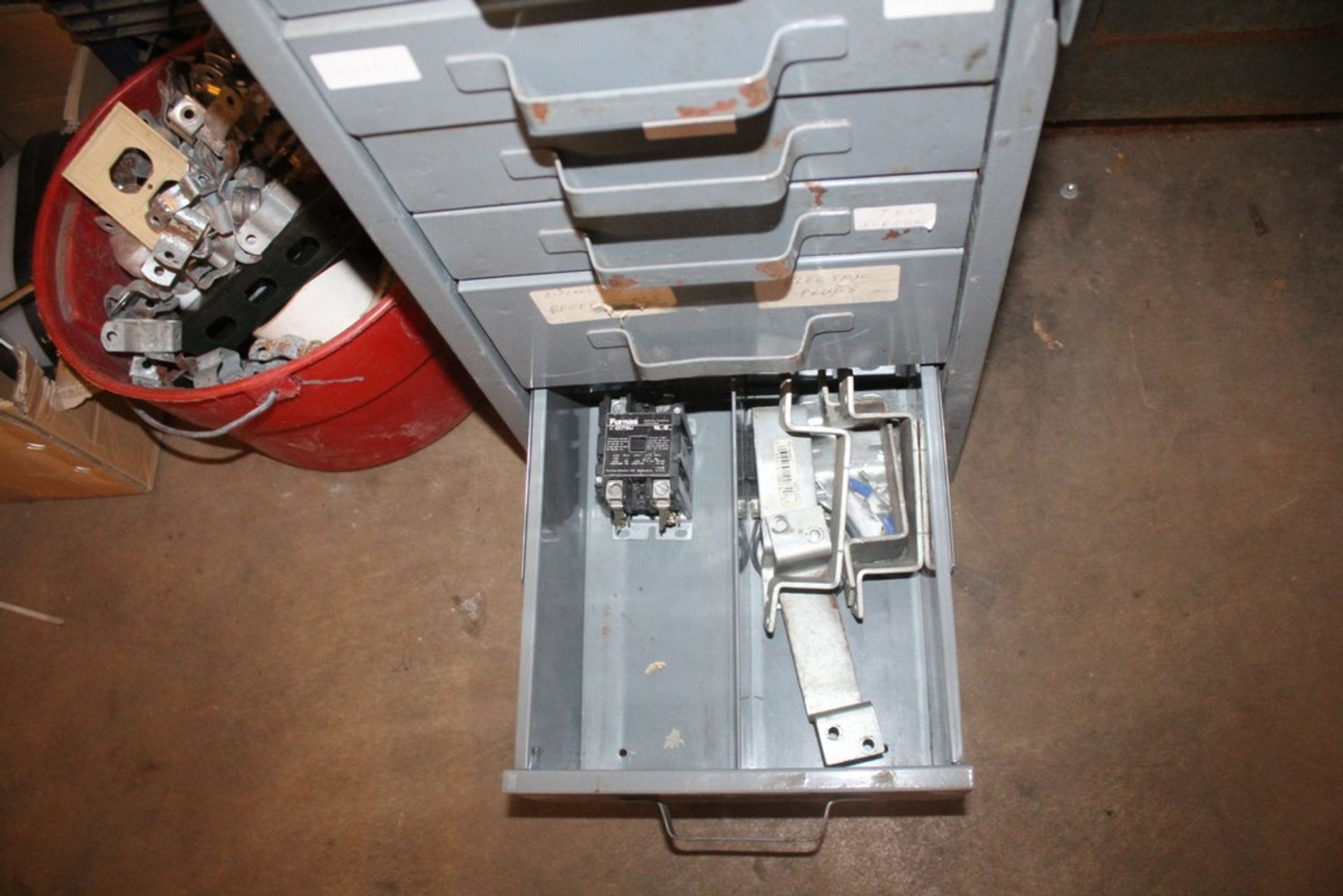 SIX DRAWER STEEL CABINET WTH CONTENTS (ASSORTED ELECTRICAL) - Image 3 of 3