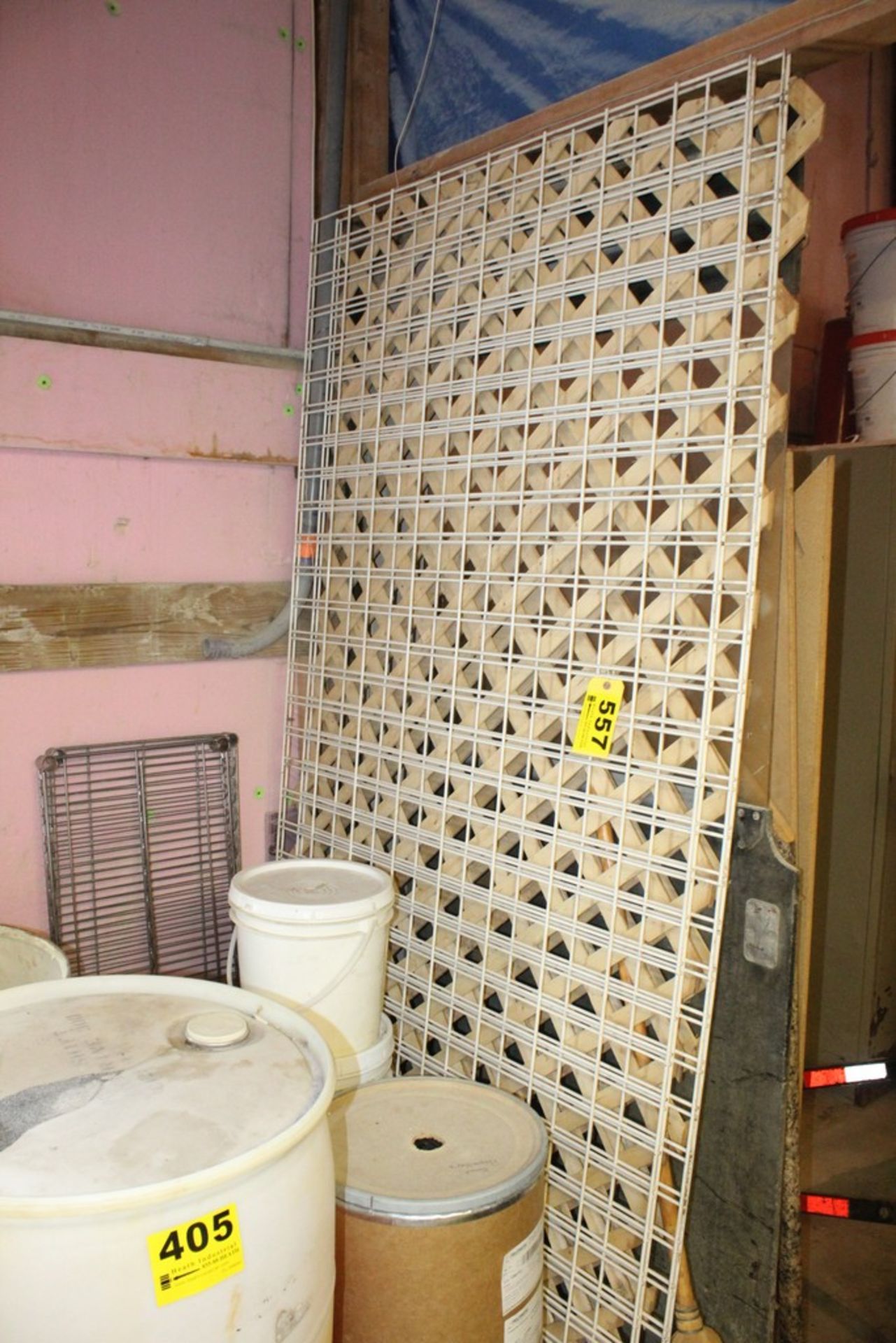 (2) WIRE PANELS, 4' X 8' & (2) WOOD LATTICE, 4' X 8'