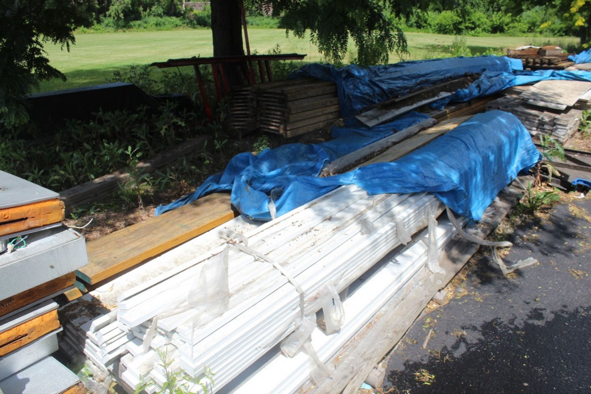 LARGE QTY OF LUMBER INCLUDING JOISTS, LATTICE, PLYWOOD, SIDING,1X & X2 LUMBER - Image 4 of 4