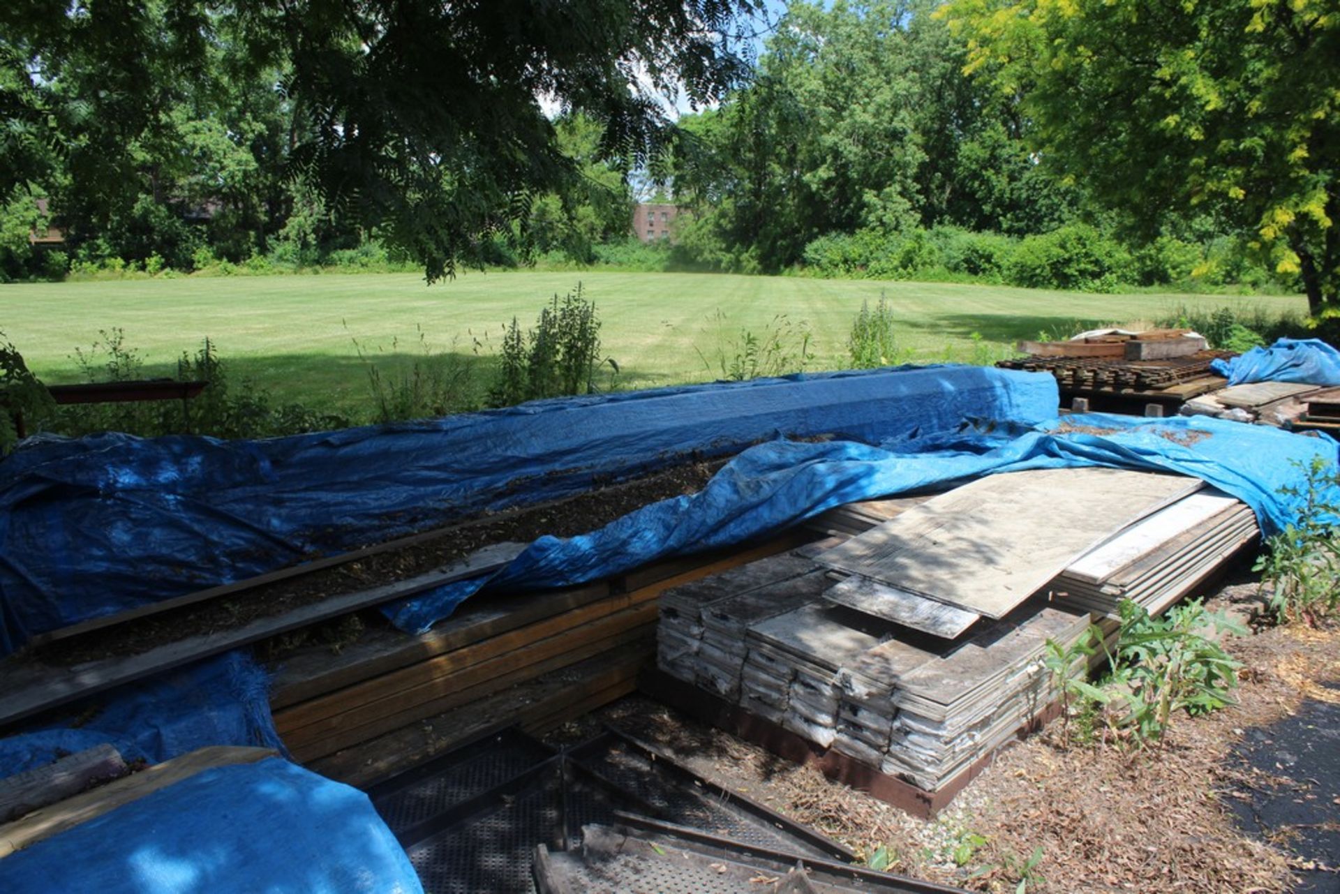 LARGE QTY OF LUMBER INCLUDING JOISTS, LATTICE, PLYWOOD, SIDING,1X & X2 LUMBER - Image 3 of 4