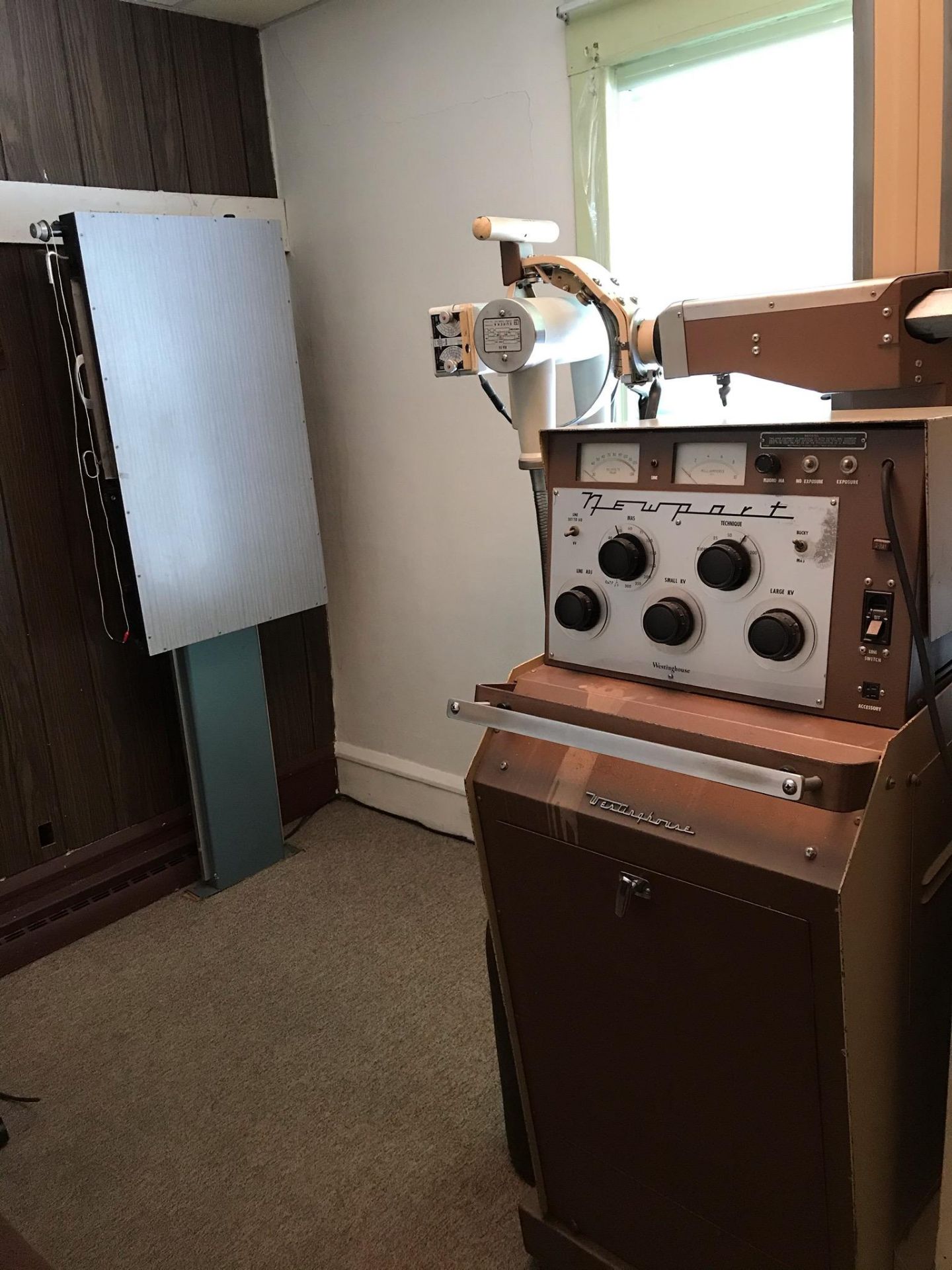 WESTINGHOUSE MODEL NEWPORT PORTABLE X-RAY MACHINE WITH AUTOMATIC FILM DEVELOPER (THIS ASSET