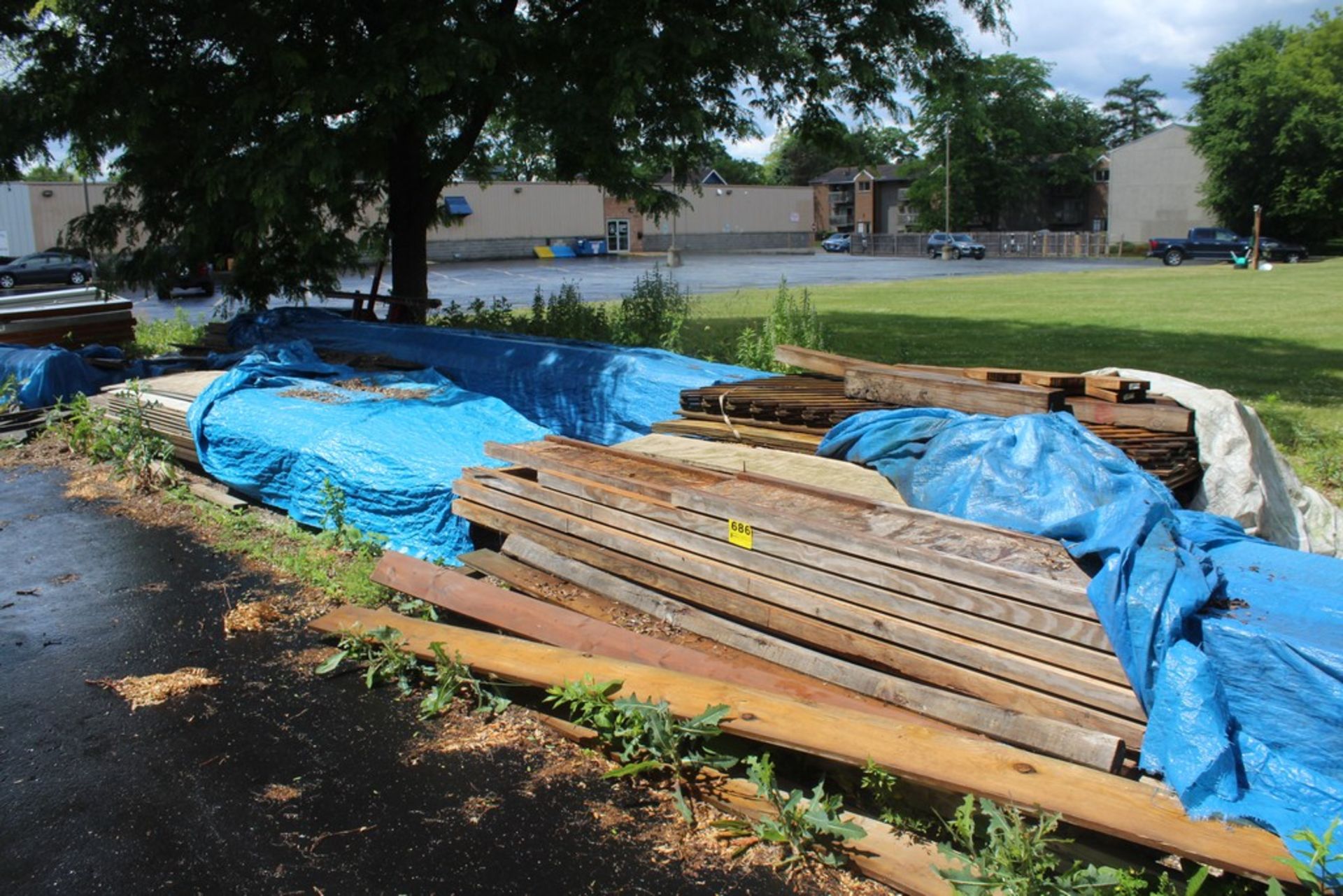 LARGE QTY OF LUMBER INCLUDING JOISTS, LATTICE, PLYWOOD, SIDING,1X & X2 LUMBER