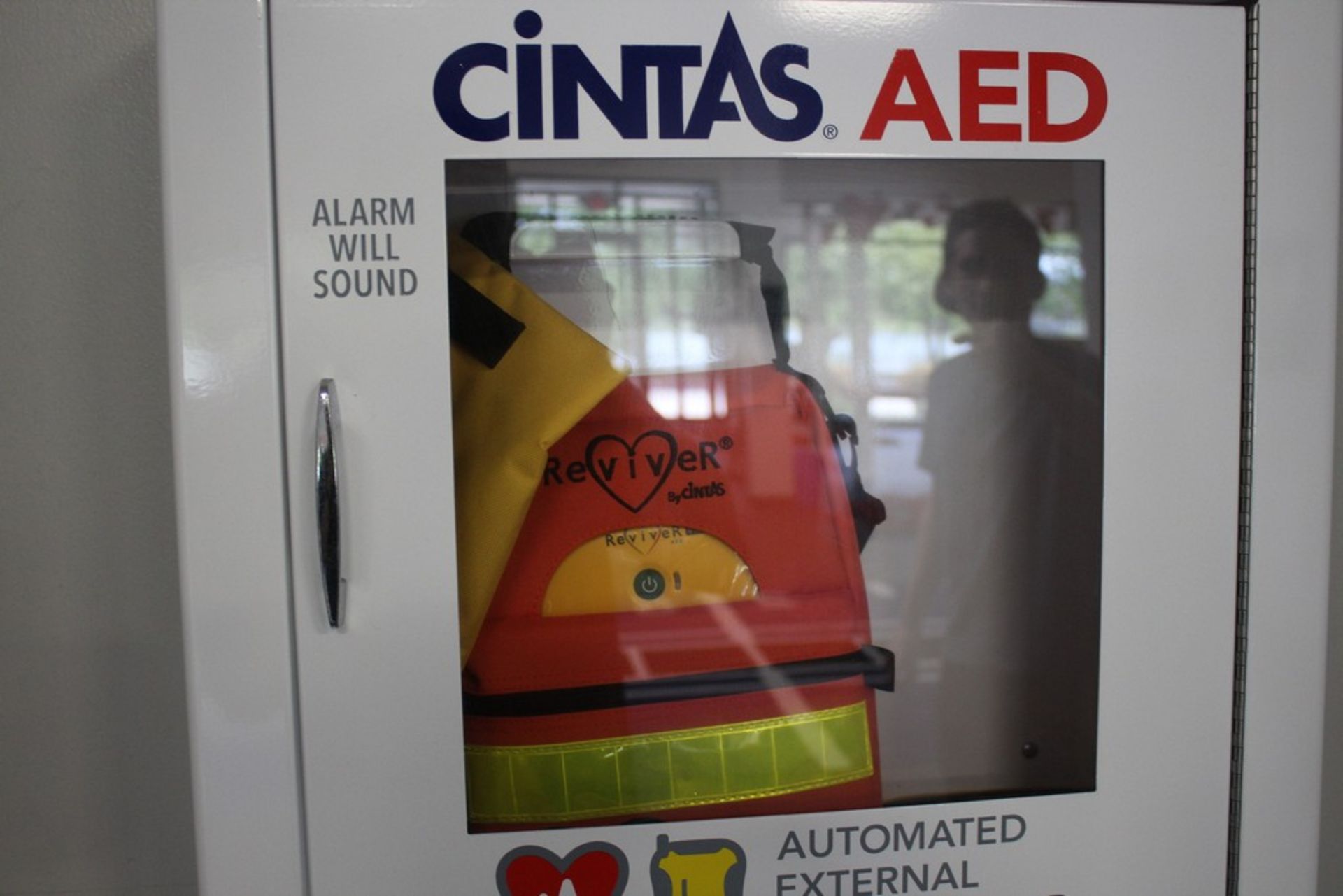 CINTAS REVIVER AED DEFIBRILLATOR WITH STEEL CASE - Image 2 of 3