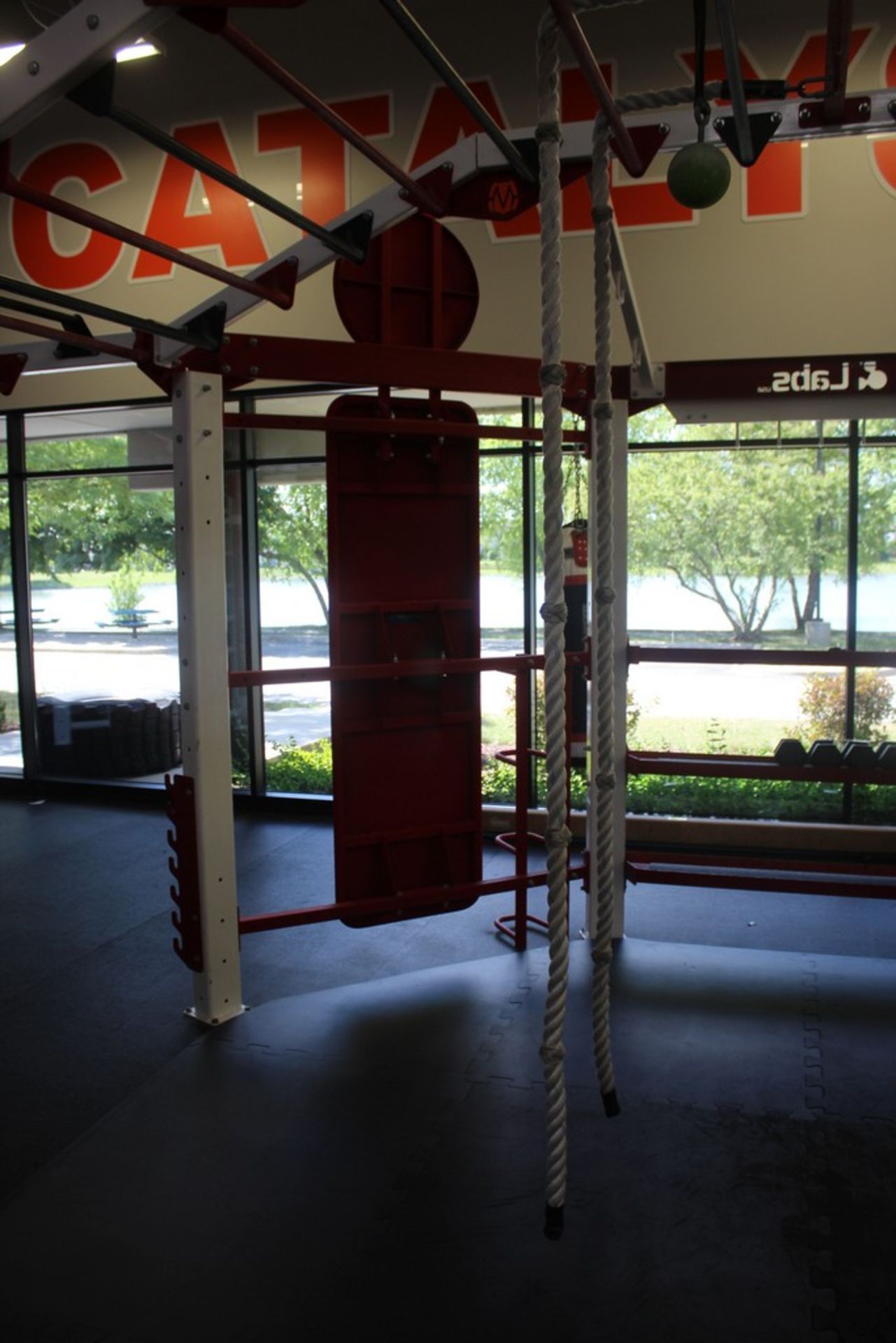MOVESTRONG SYSTEMS OCTAGON TRAINING MODULE WITH MATS, APPROX. 14’X14’ AND WORK END EXTENSION AND - Image 5 of 13