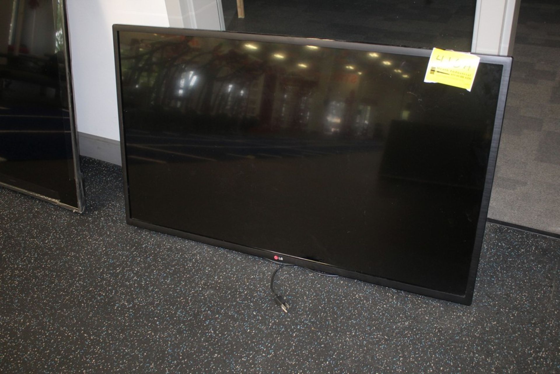 LQ MODEL 47LN5750 47" FLATSCREEN TELEVISION WITH ARTICULATING ARM MOUNT