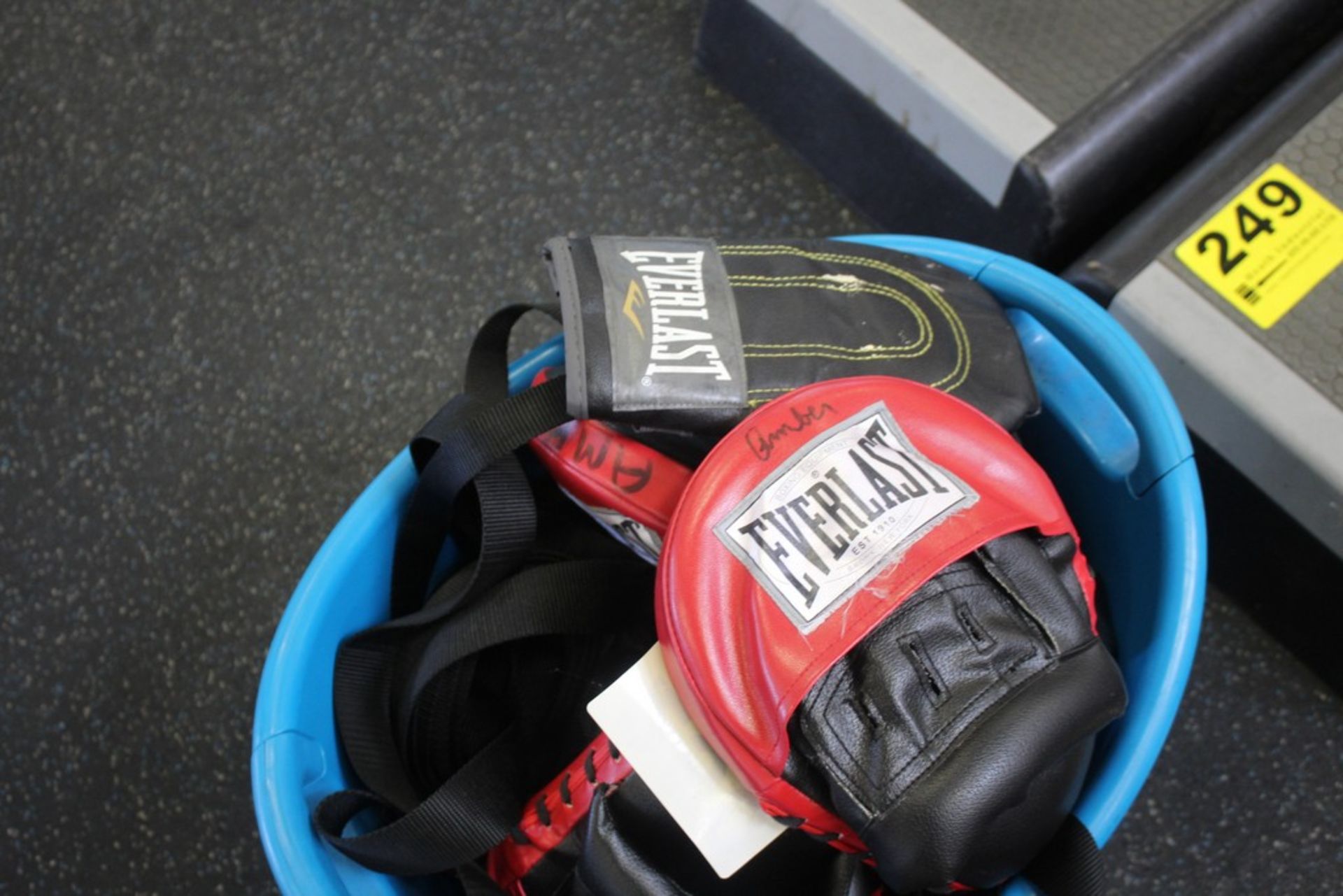 EVERLAST BOXING GLOVES AND ACCESSORIES - Image 2 of 2