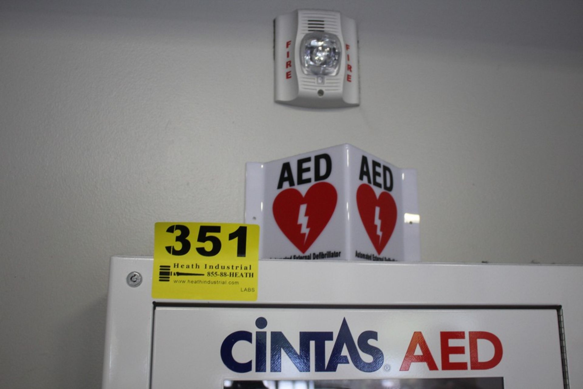 CINTAS REVIVER AED DEFIBRILLATOR WITH STEEL CASE - Image 3 of 3