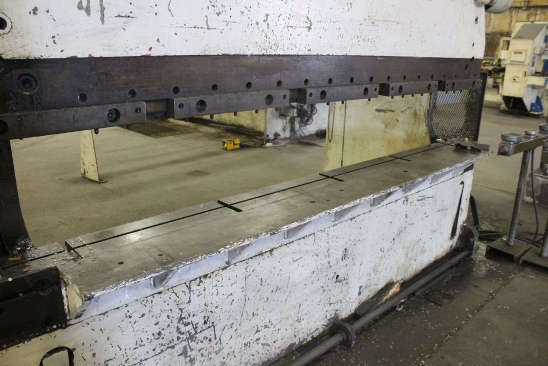 CINCINNATI 115/225 TON SERIES 9 PRESS BRAKE, S/N 34557, 10’ OVERALL LENGTH OF BED, AIR ACTUATED - Image 4 of 10