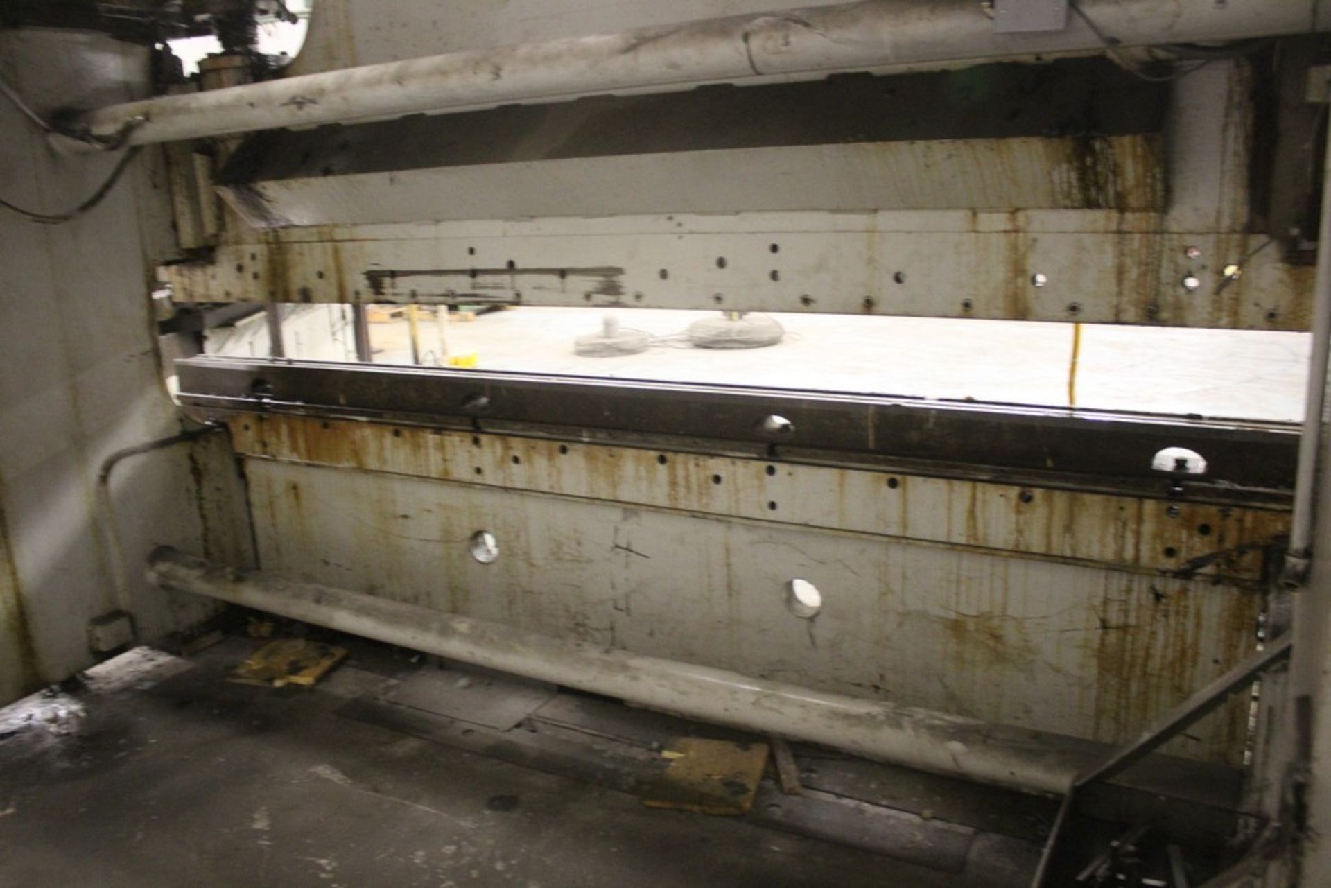 VERSON 200 TON MODEL B910-200 PRESS BRAKE, S/N 18642, WITH AIR CLUTCH, LOWER DIE HOLDER Loading Fee: - Image 8 of 10