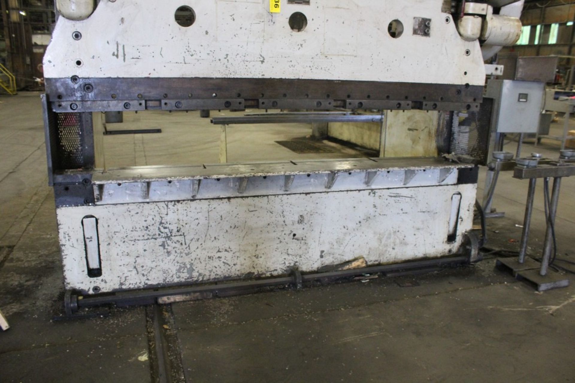 CINCINNATI 115/225 TON SERIES 9 PRESS BRAKE, S/N 34557, 10’ OVERALL LENGTH OF BED, AIR ACTUATED - Image 3 of 10