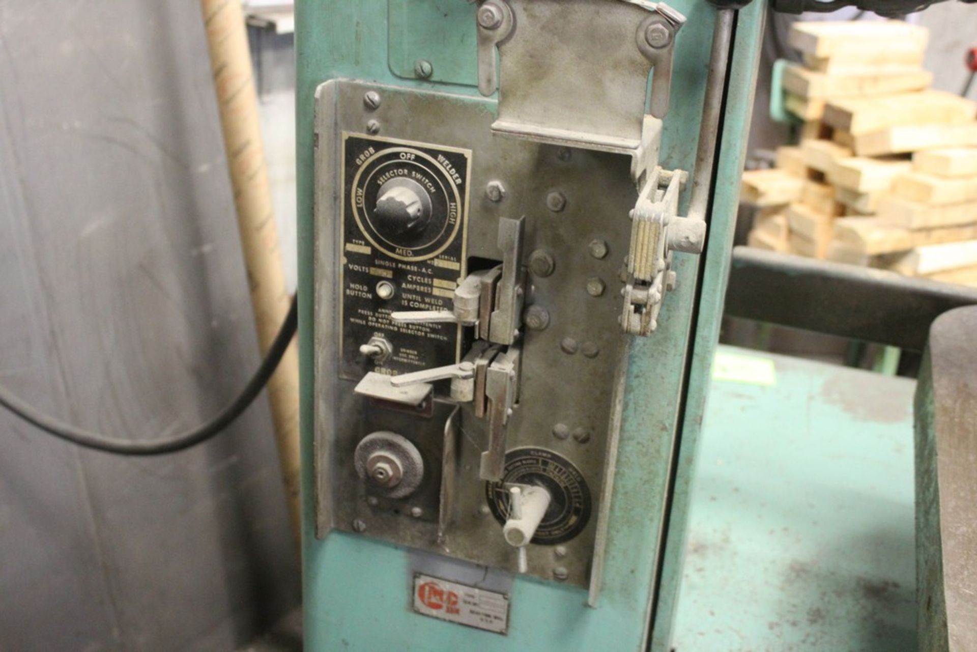 GROB 18” MODEL NS VERTICAL BAND SAW, S/N 9450 Loading Fee: $100 - Image 4 of 7