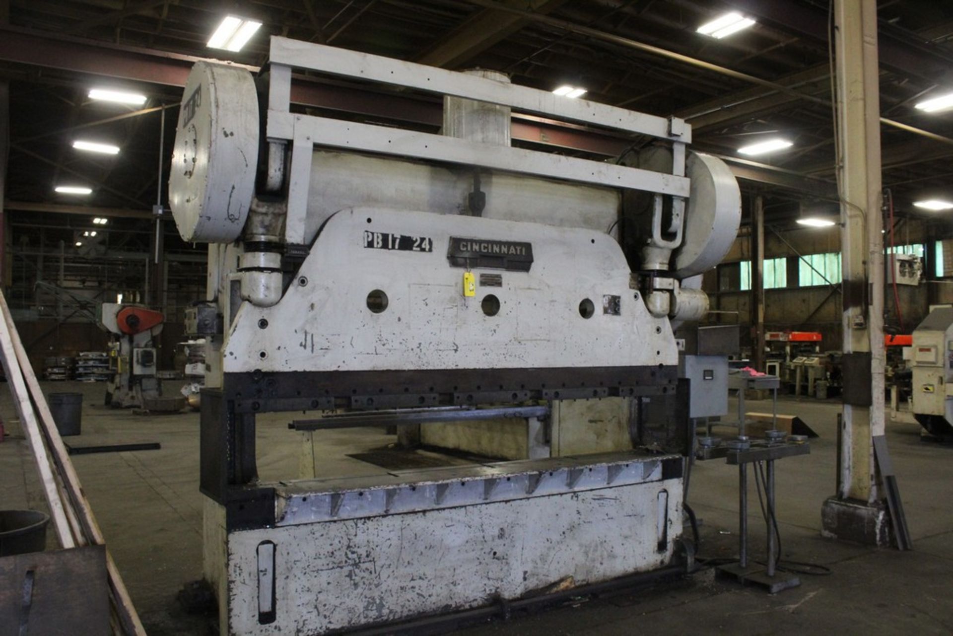 CINCINNATI 115/225 TON SERIES 9 PRESS BRAKE, S/N 34557, 10’ OVERALL LENGTH OF BED, AIR ACTUATED