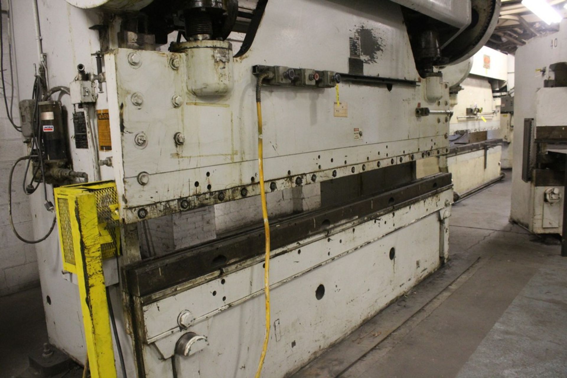 VERSON 200 TON MODEL B910-200 PRESS BRAKE, S/N 18642, WITH AIR CLUTCH, LOWER DIE HOLDER Loading Fee: - Image 6 of 10