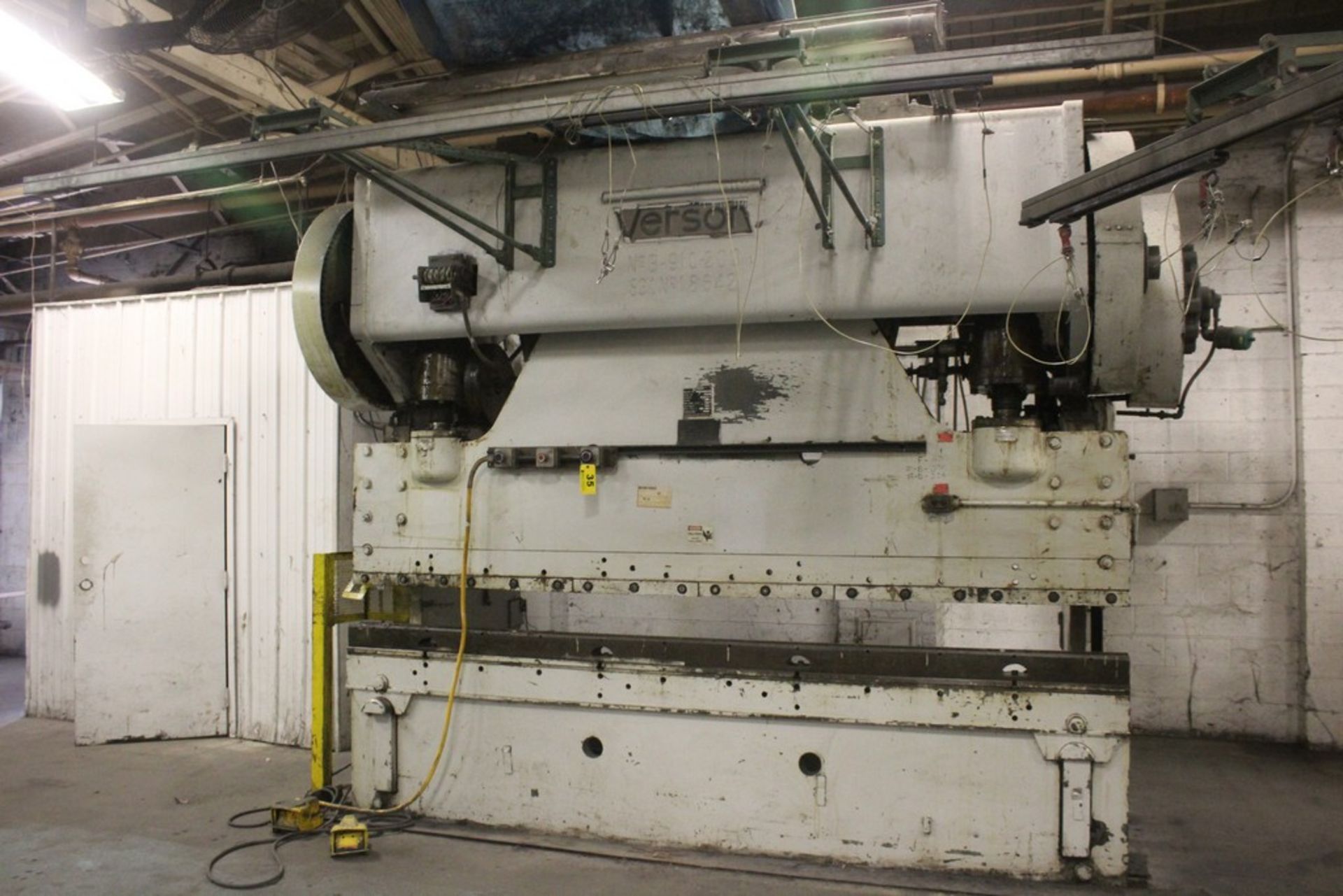 VERSON 200 TON MODEL B910-200 PRESS BRAKE, S/N 18642, WITH AIR CLUTCH, LOWER DIE HOLDER Loading Fee: