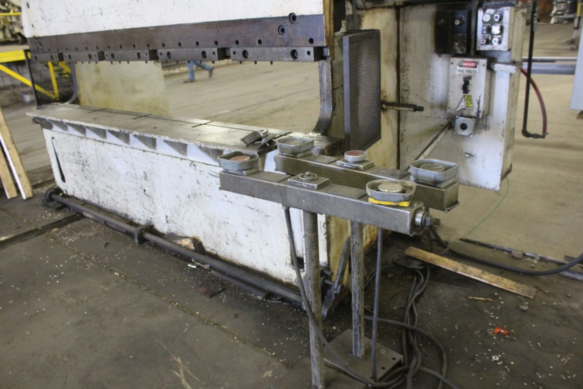 CINCINNATI 115/225 TON SERIES 9 PRESS BRAKE, S/N 34557, 10’ OVERALL LENGTH OF BED, AIR ACTUATED - Image 6 of 10