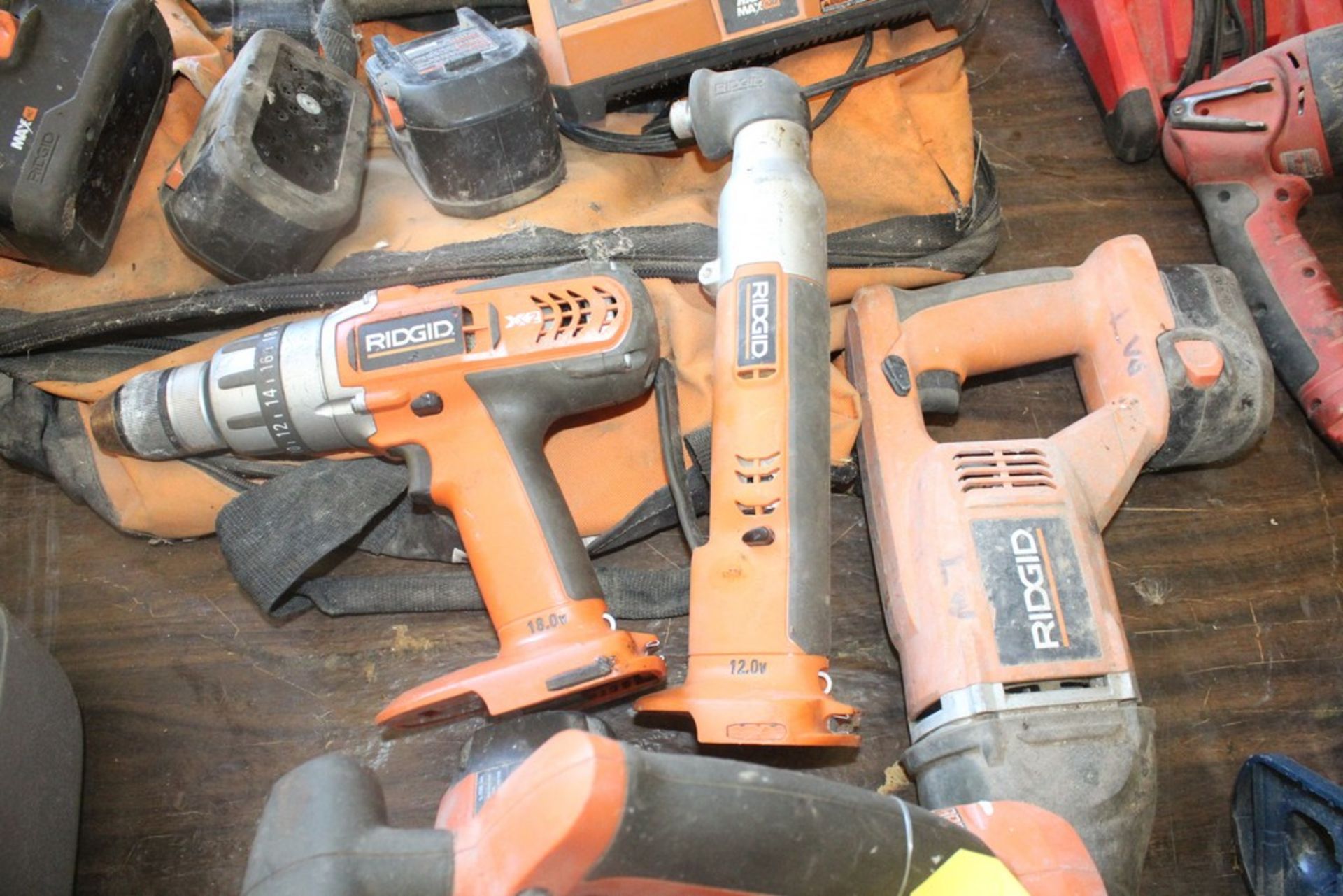 LARGE QTY OF RIDGID CORDLESS POWER TOOLS WITH BATTERIES & CHARGER & CASE - Image 3 of 4