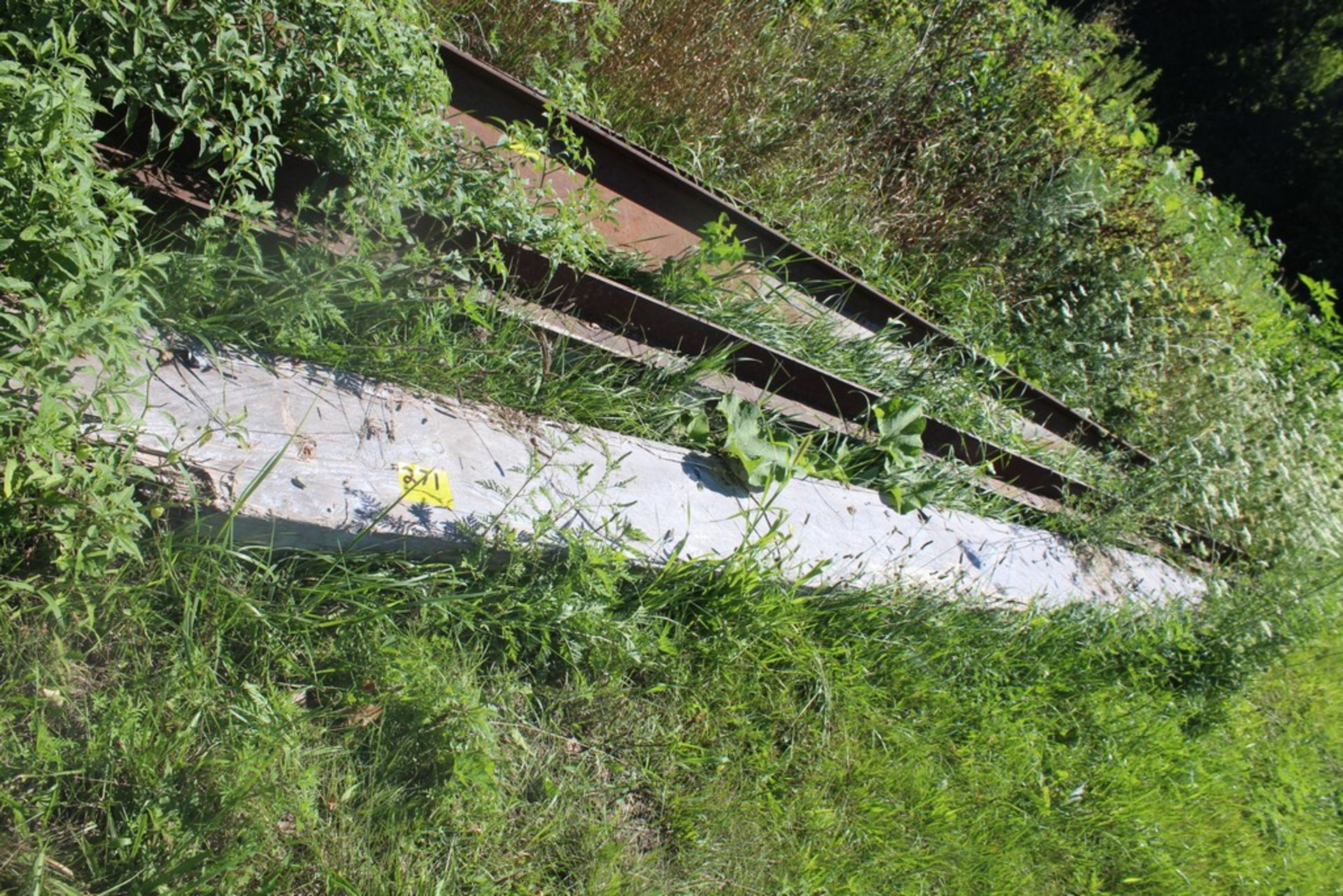 WOOD BEAM (REMOVED FROM VERY OLD BUILDING) 8" X 13" X 16'