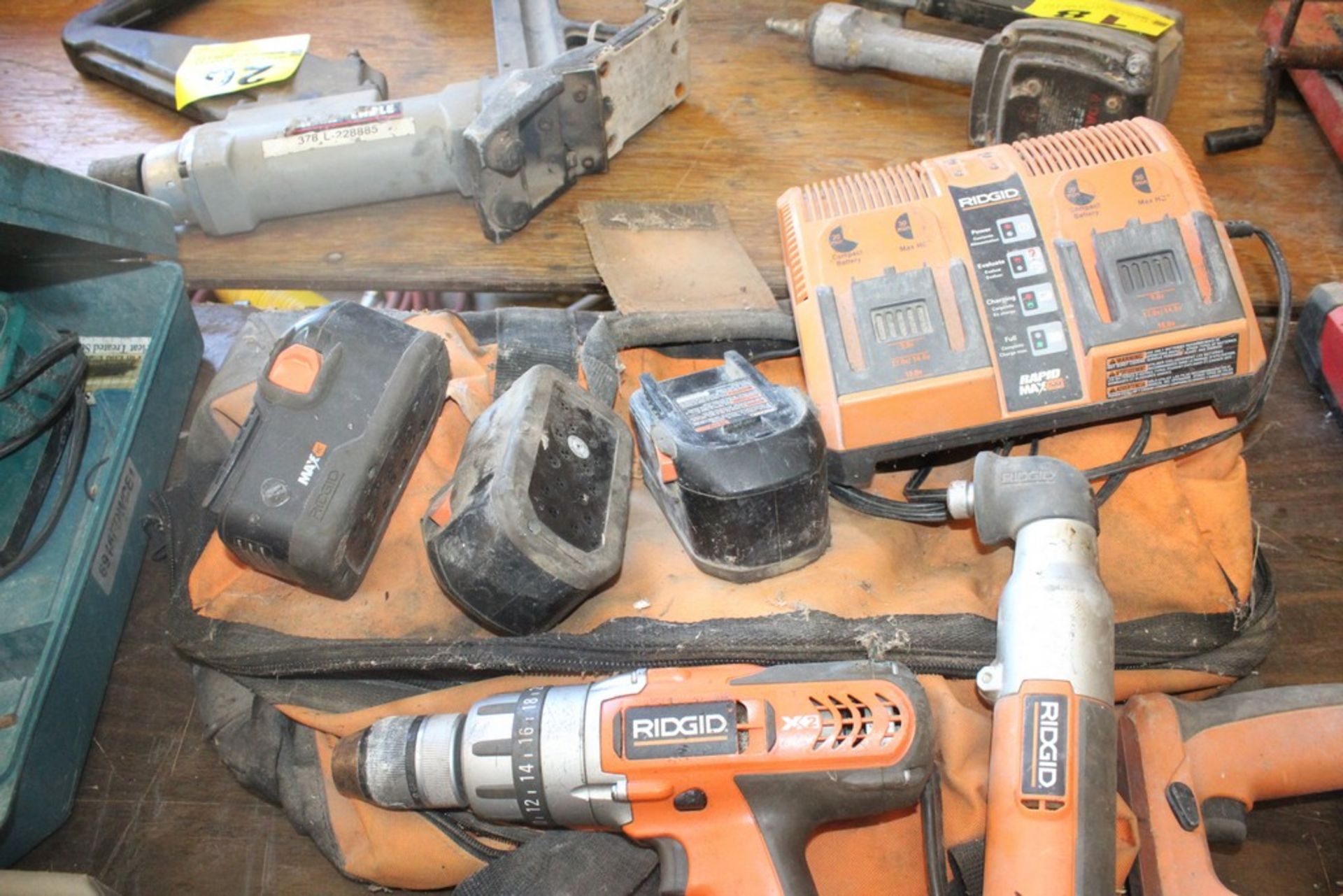 LARGE QTY OF RIDGID CORDLESS POWER TOOLS WITH BATTERIES & CHARGER & CASE - Image 4 of 4