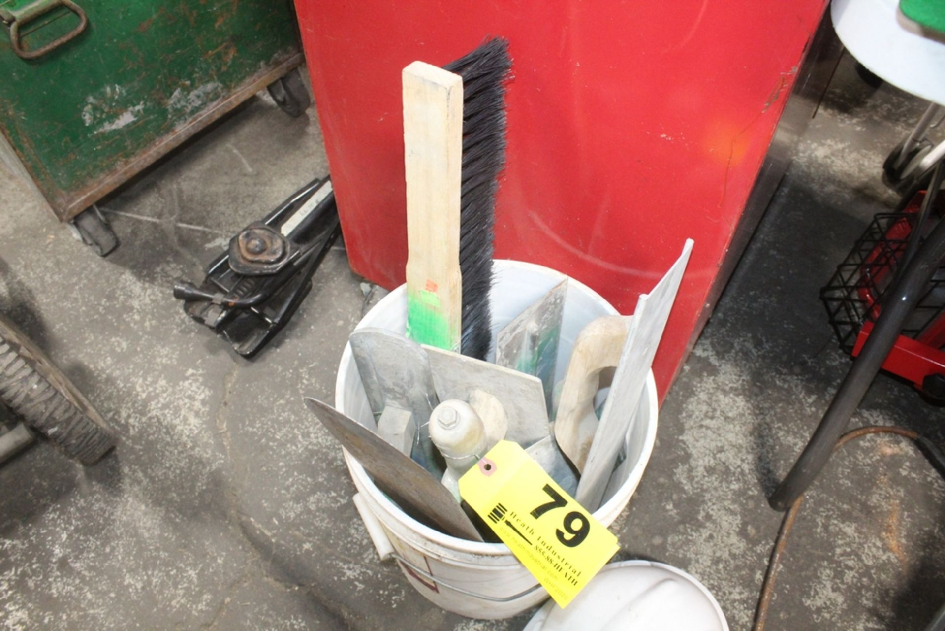 ASSORTED CONCRETE FINISHING TROWELS IN BUCKET