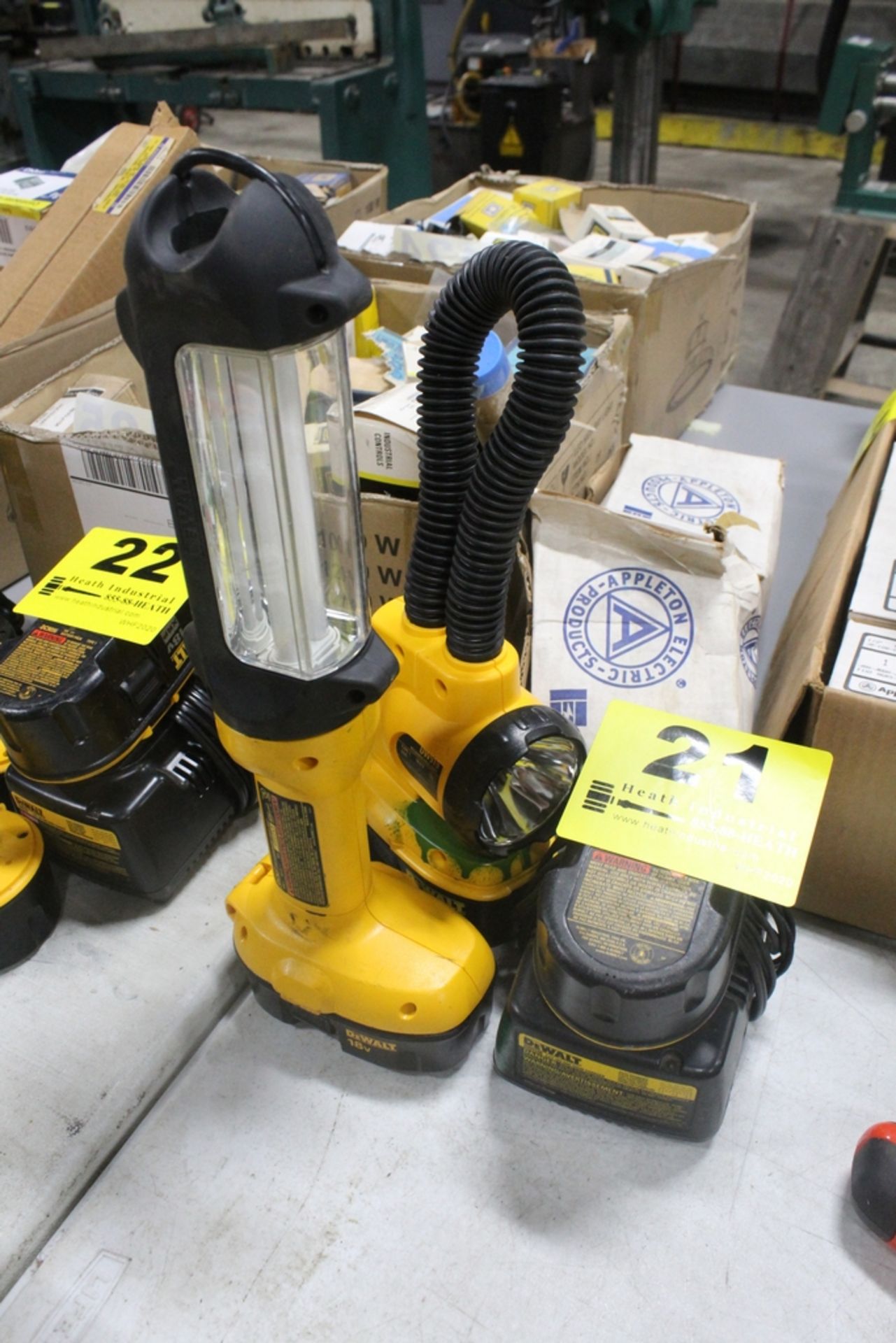 DEWALT MODEL DC527 18V FLUORESCENT AREA LIGHT AND DW919 LAMP WITH (3) BATTERIES AND CHARGER