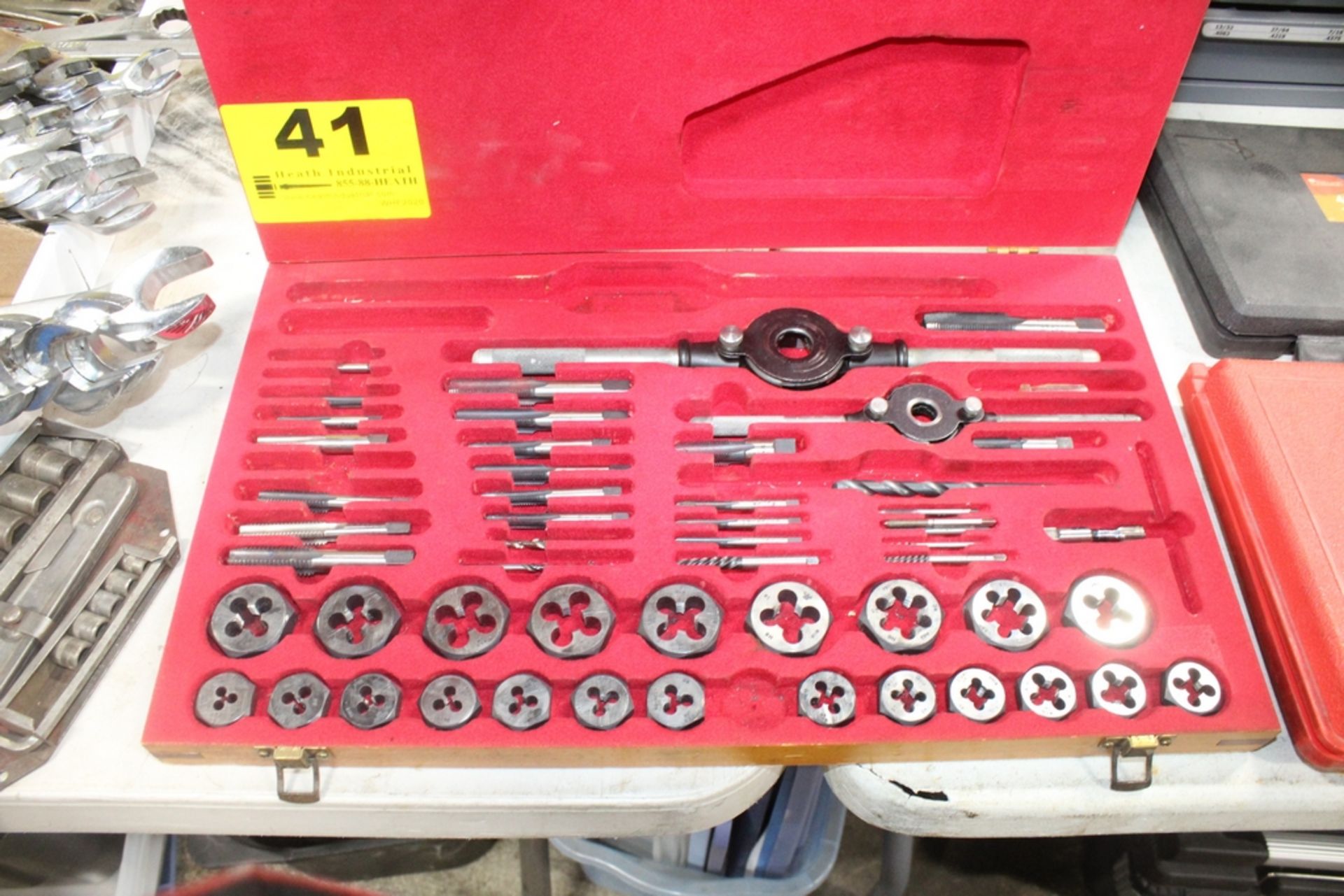 DAYTON MODEL 1A520 HIGH SPEED STEEL TAP & DIE SET, IN CASE