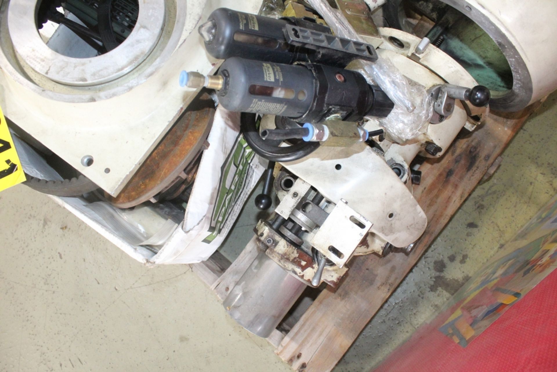 DISASSEMBLED MILLING MACHINE HEAD ON SKID - Image 3 of 3