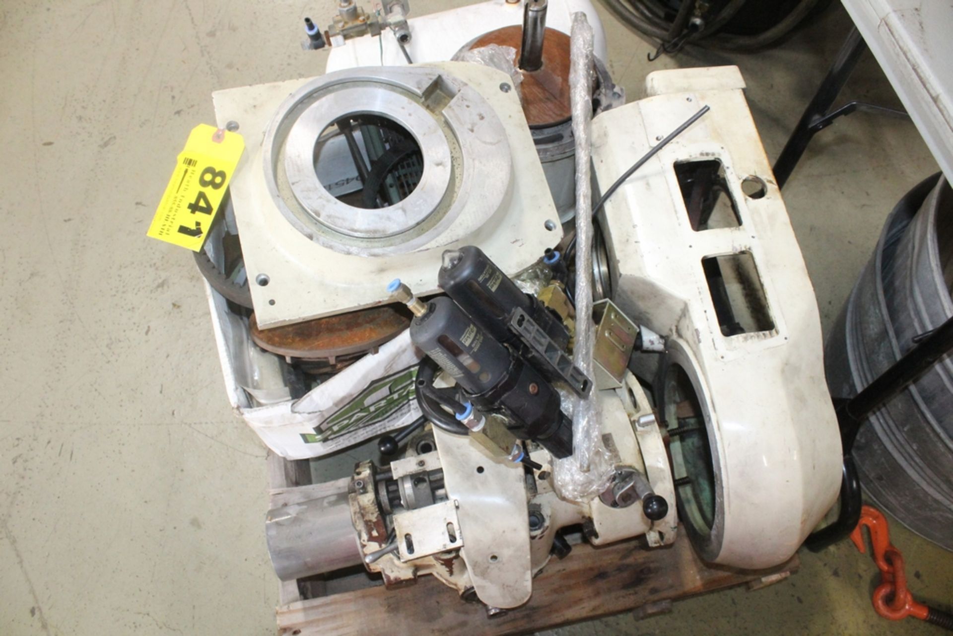 DISASSEMBLED MILLING MACHINE HEAD ON SKID - Image 2 of 3
