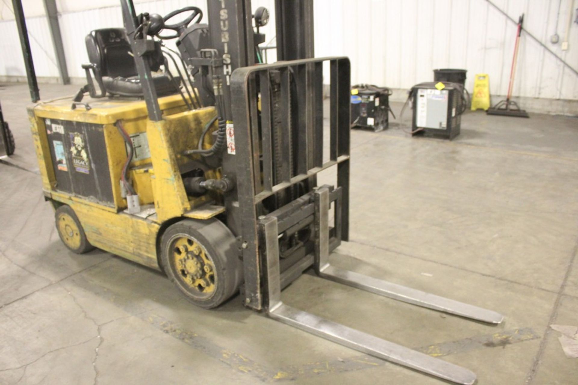 MITSUBISHI MODEL 2FBC25 4,700 LB CAPACITY ELECTRIC FORKLIFT TRUCK S/N: A2BC220033 131" Max Lift, TWO - Image 6 of 9