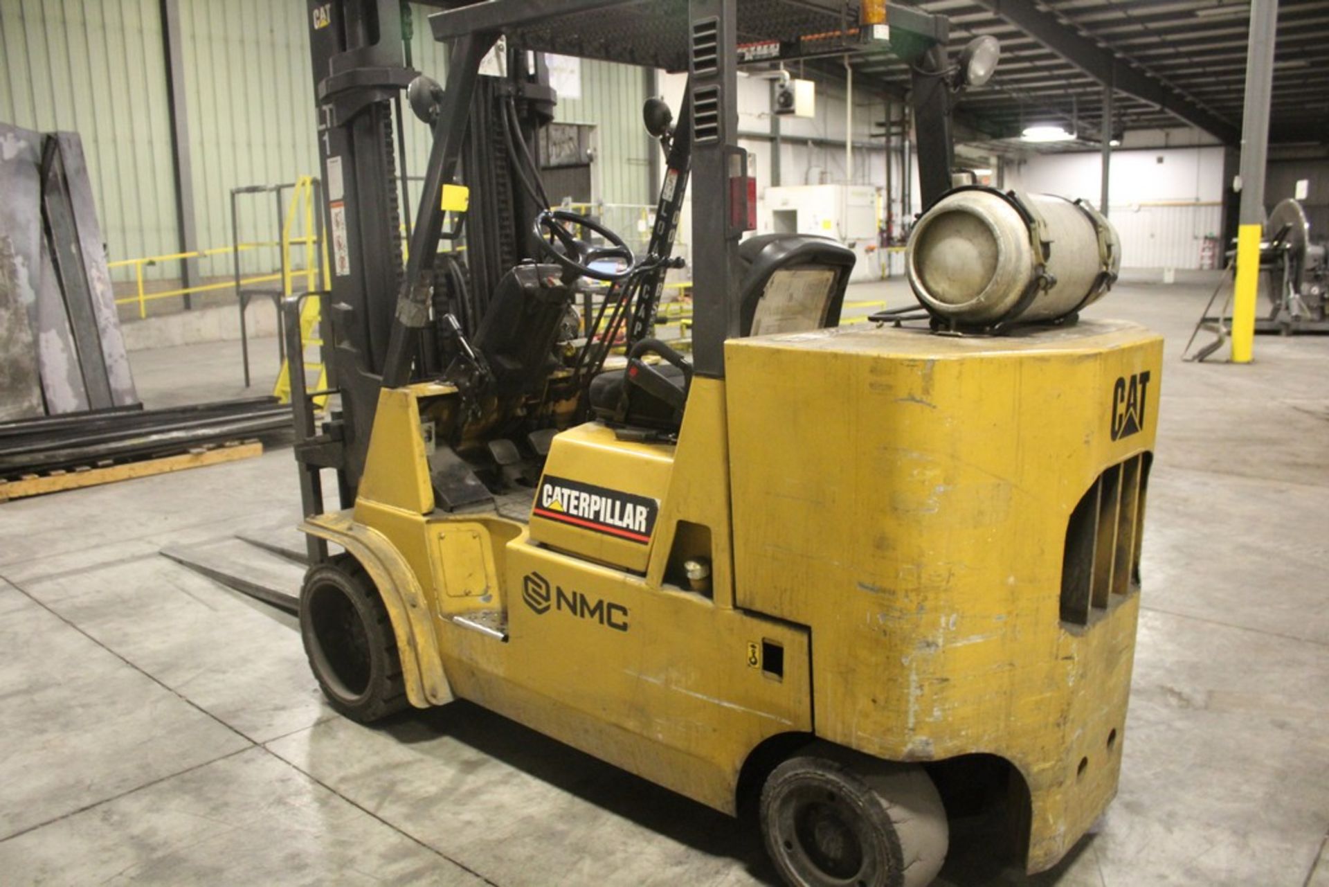 CATERPILLAR MODEL GC55KS 11,000 LB CAPACITY LPG FORKLIFT TRUCK S/N: AT8801018 209" Max Lift, 5,105 - Image 3 of 8