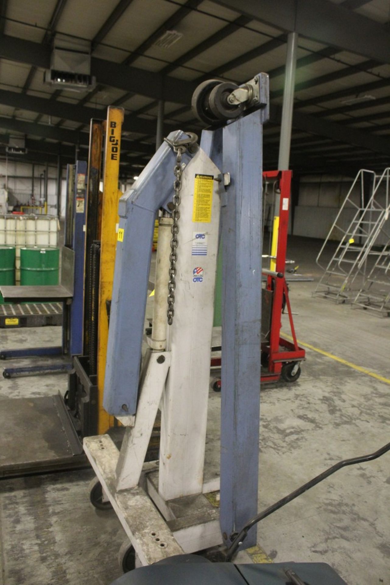 OTC 4,400 LB CAPACITY MOBILE FLOOR CRANE Fold-Away Legs, Telescoping Boom - Image 4 of 5