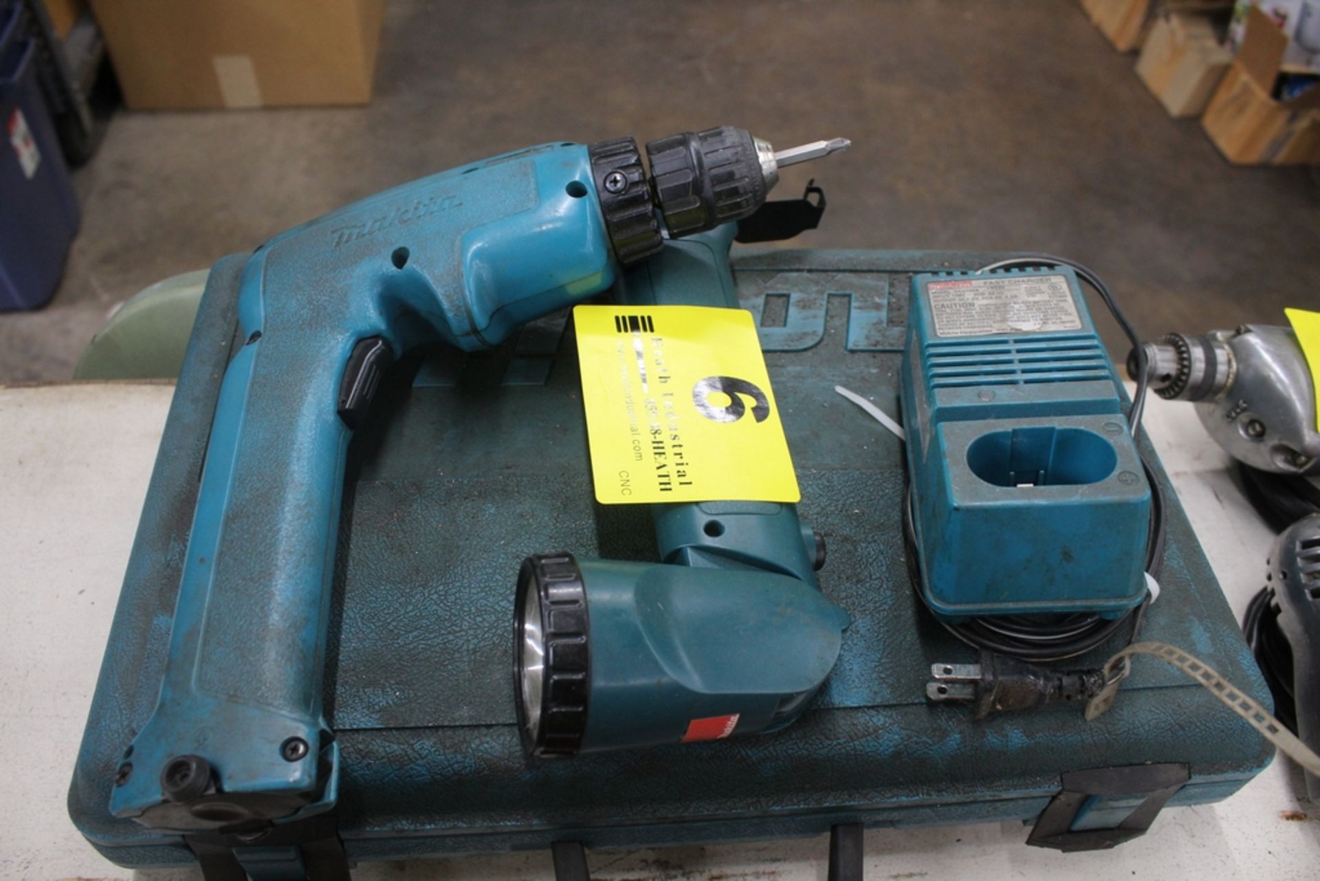 MAKITA MODEL 6095D ELECTRIG DRILL, FLASHLIGHT W/ CHARGER