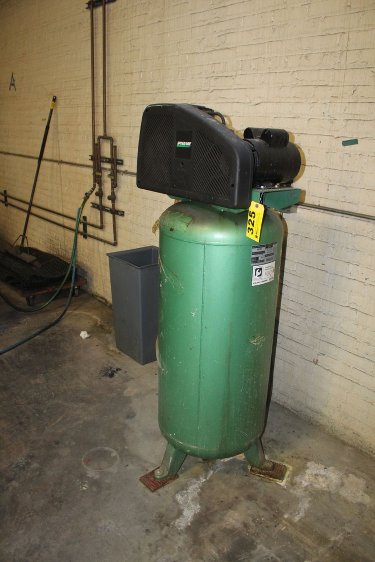 SPEEDAIRE VERTICAL TANK MOUNTED AIR COMPRESSOR, MODEL 4B236B, 60 GAL., 135PSI