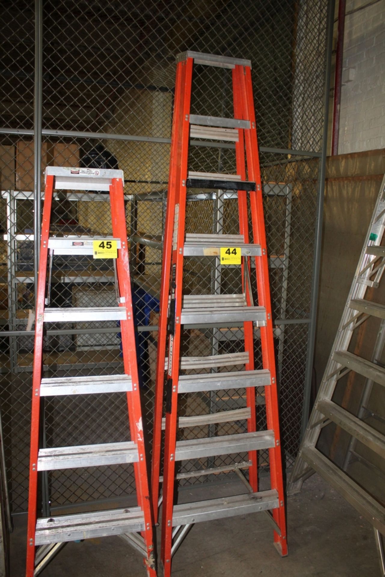 MICHIGAN LADDER 8FT FIBERGLASS STEPLADDER