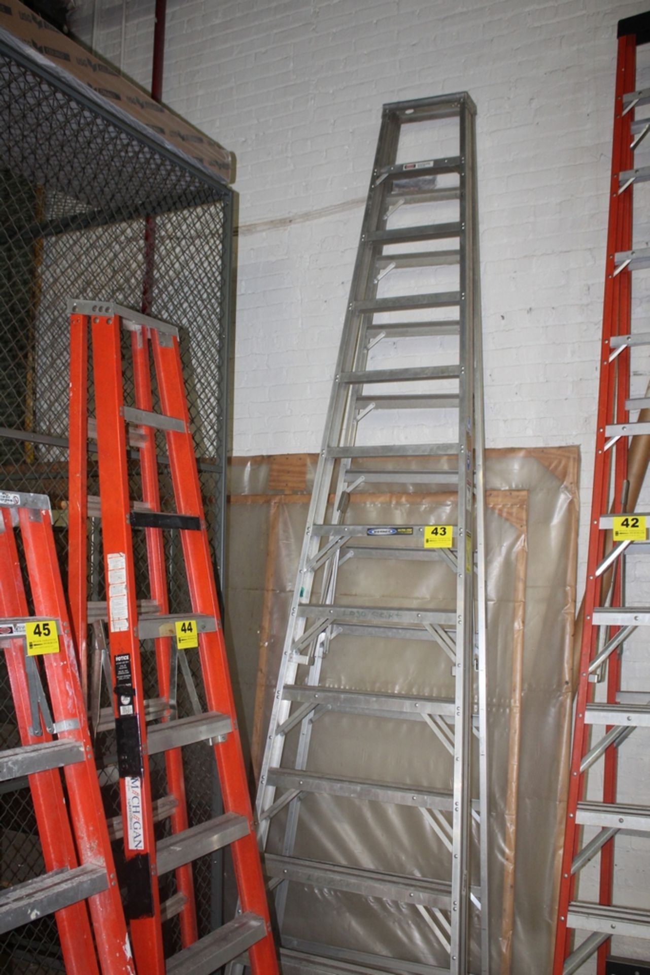 WERNER 12FT ALUMINUM STEPLADDER, MODEL 412