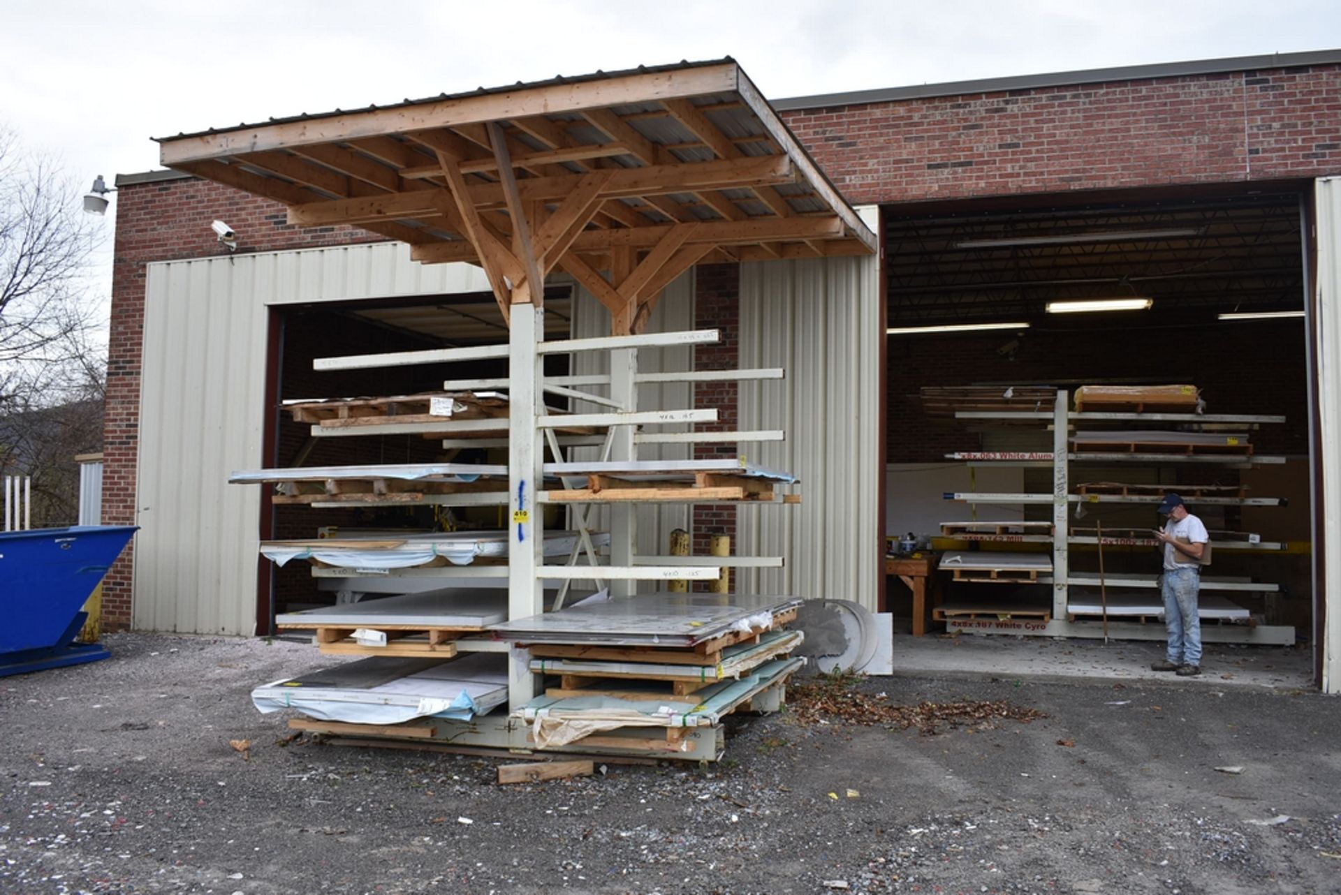 DOUBLE SIDED STEEL CANTILEVER RACK 74" X 9'6" H, (10) WELDED 48" ARMS EACH SIDE, WITH WOOD ROOF - Bild 3 aus 3